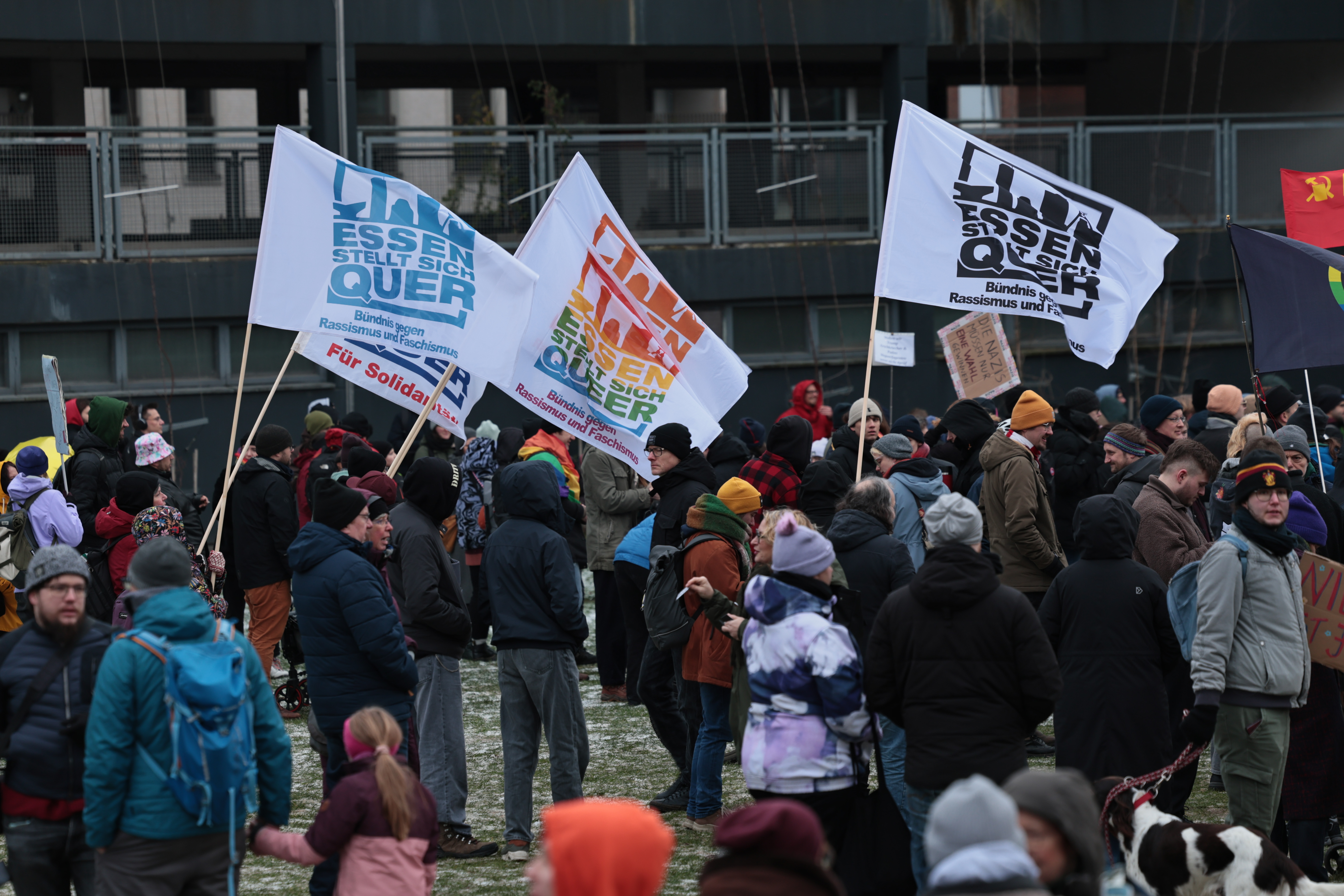 „Essen stellt sich quer" - Bündnis-Fahnen und viele Gruppen: Blick in die Menge vor dem Landtag. / Foto: Klaus von Jackelmann „Essen stellt sich quer" - Bündnis-Fahnen und viele Gruppen: Blick in die Menge vor dem Landtag. / Foto: Klaus von Jackelmann
