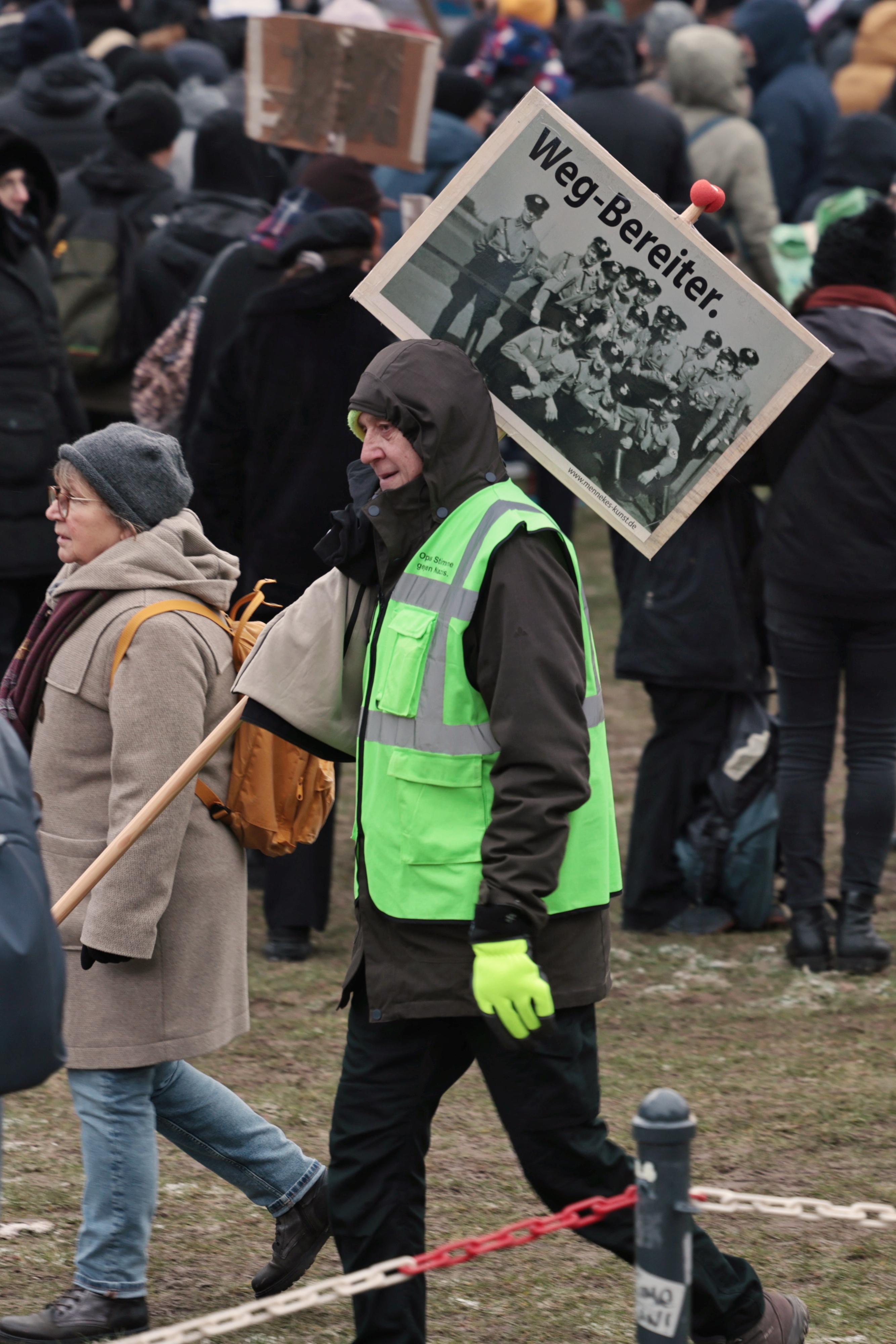 Zwischen den Reihen: "Weg-Bereiter" auf der Landtagswiese. / Foto: Klaus von Jackelmann Zwischen den Reihen: "Weg-Bereiter" auf der Landtagswiese. / Foto: Klaus von Jackelmann