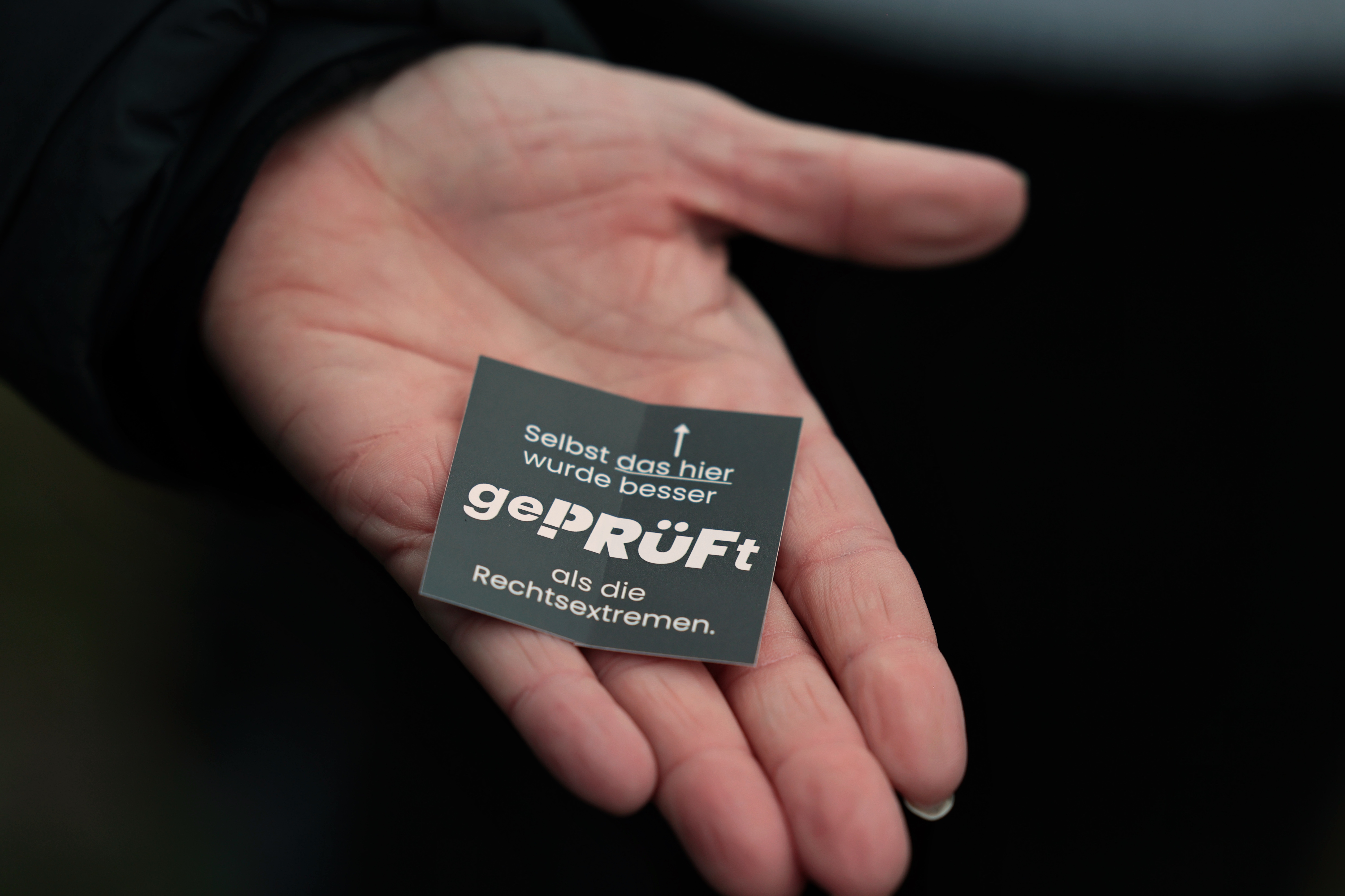 Sticker: "Selbst das hier wurde besser gePRÜFt als die Rechtsextremen." / Foto: Klaus von Jackelmann Sticker: "Selbst das hier wurde besser gePRÜFt als die Rechtsextremen." / Foto: Klaus von Jackelmann