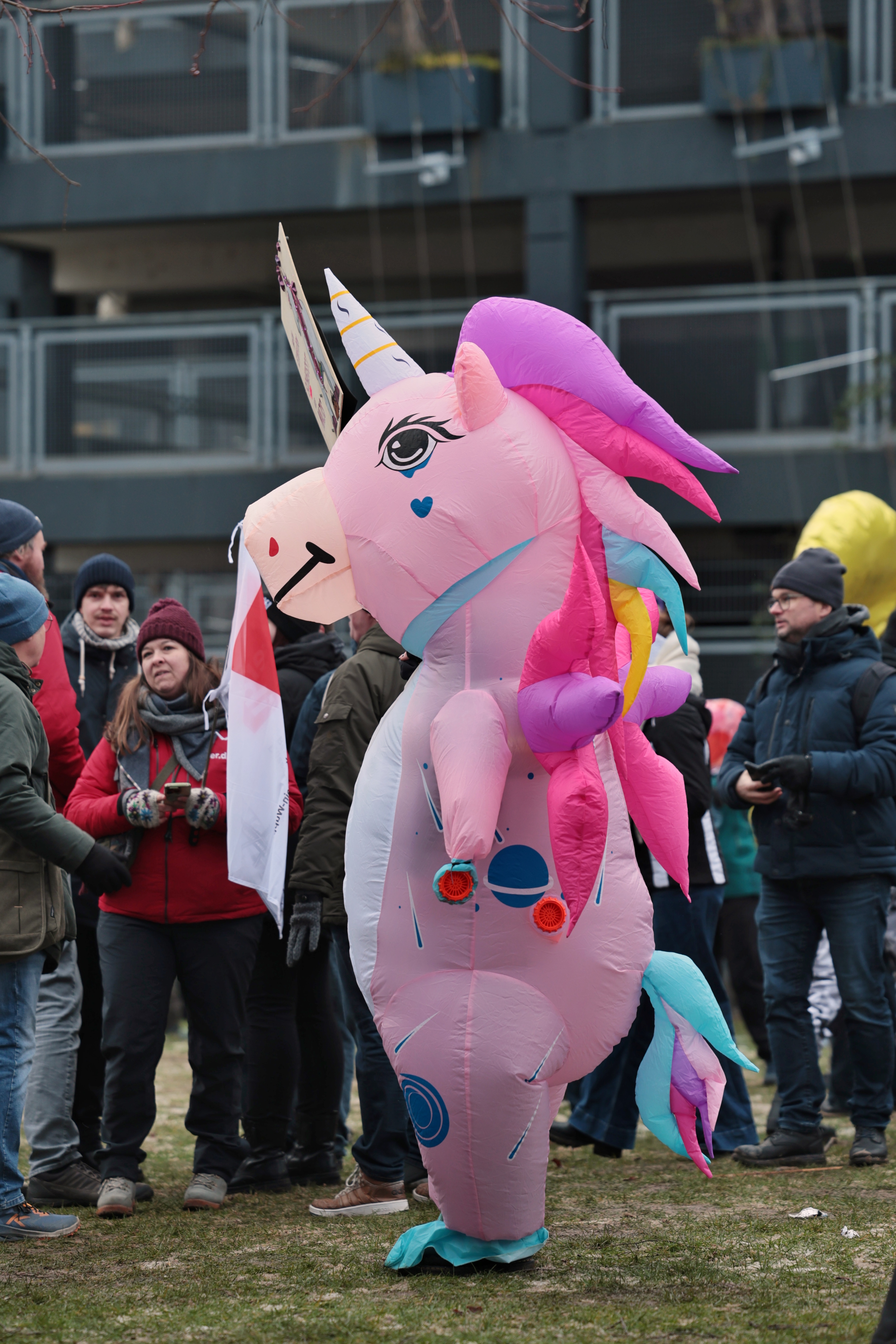 Vielfalt auf der Landtagswiese: Ein Einhorn-Kostüm als auffälliger Hingucker bei der PRÜF-Demo. / Foto: Klaus von Jackelmann Vielfalt auf der Landtagswiese: Ein Einhorn-Kostüm als auffälliger Hingucker bei der PRÜF-Demo. / Foto: Klaus von Jackelmann
