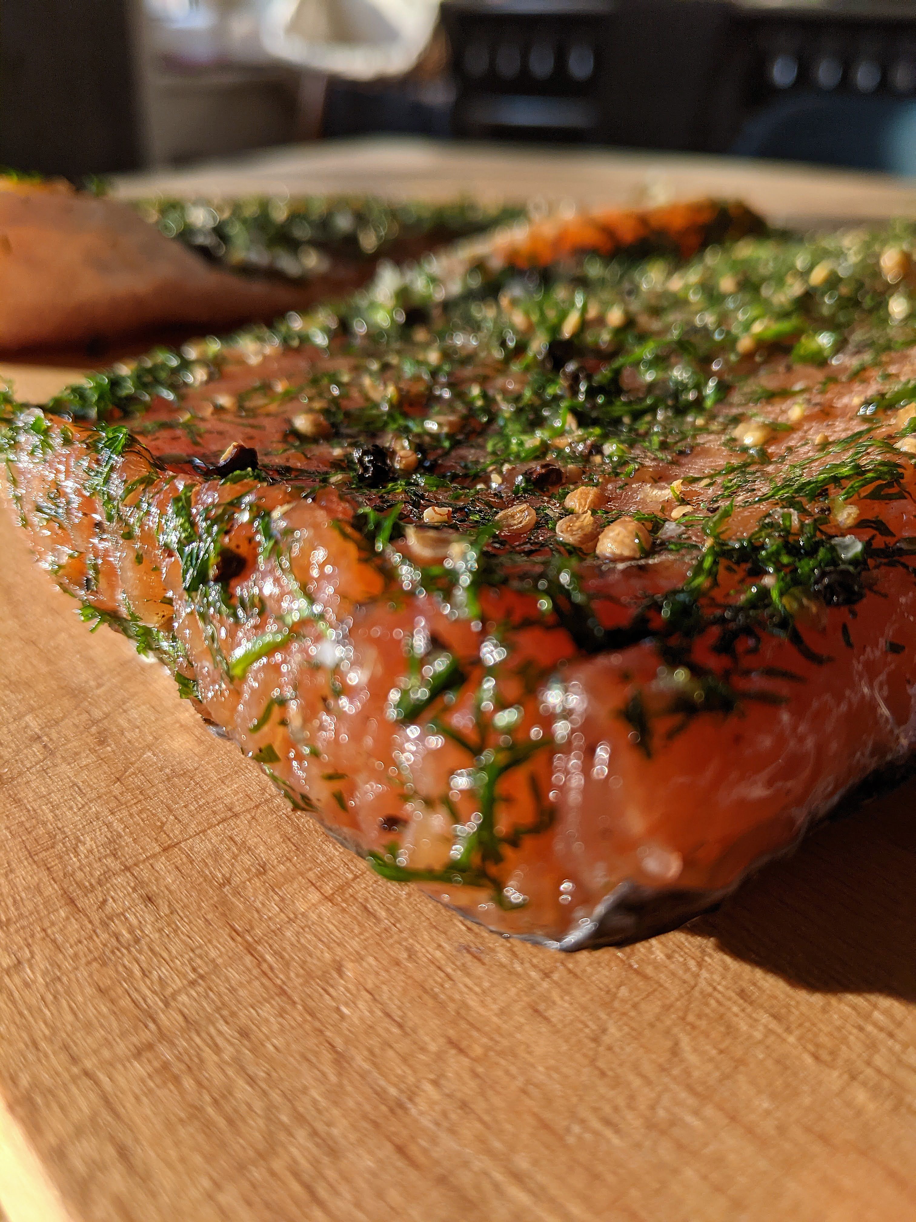 Nach 48 Stunden Beizzeit: fester, glänzender Graved Lachs, durchzogen von Dill, Pfeffer und Koriandersamen. / Foto: Alexandra Scholz-Marcovich, NDOZ.
