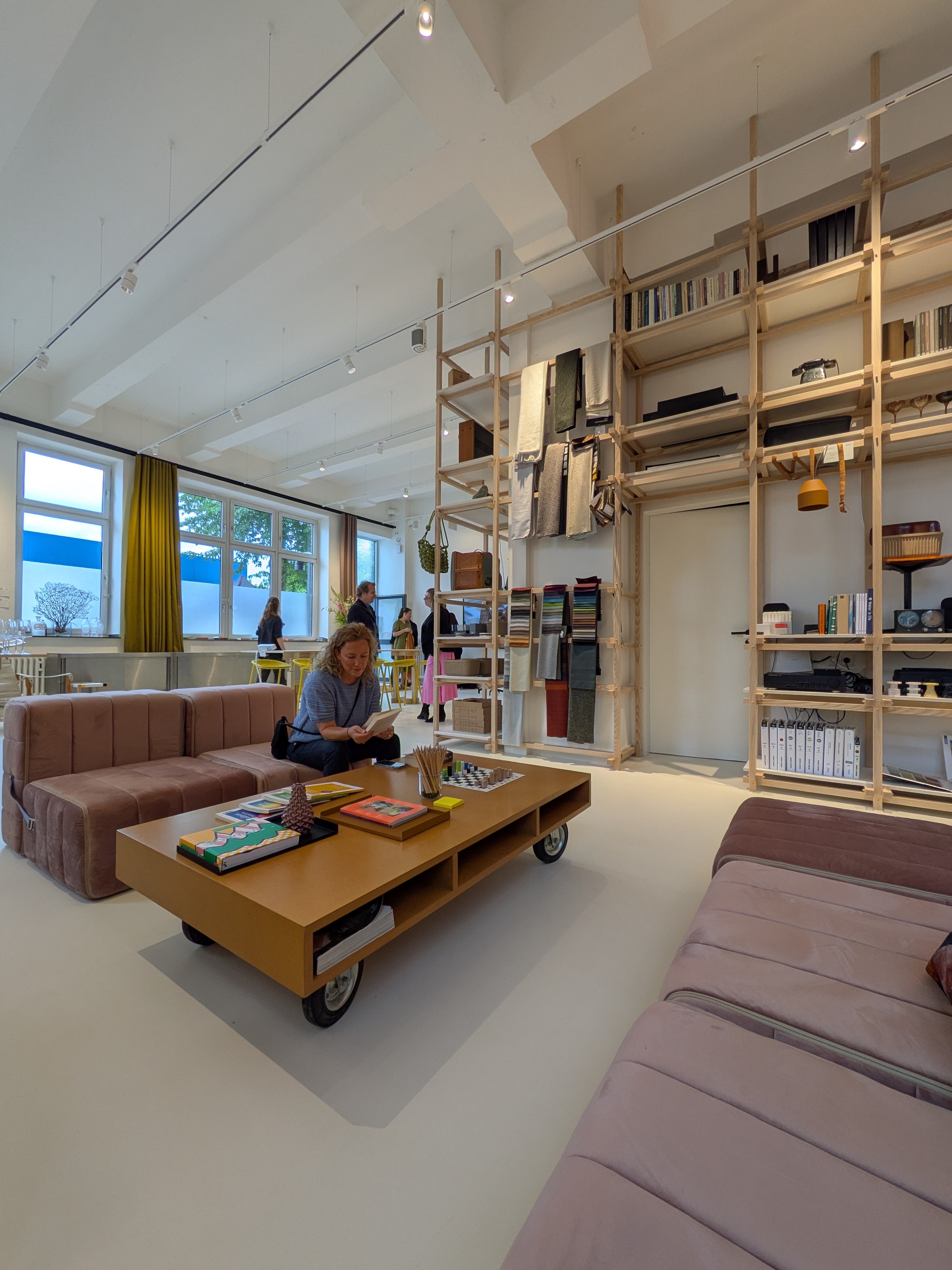 Alex im Loft: kurz versunken zwischen Designbüchern, Farben und flauschigen Sofas. / Foto: NDOZ