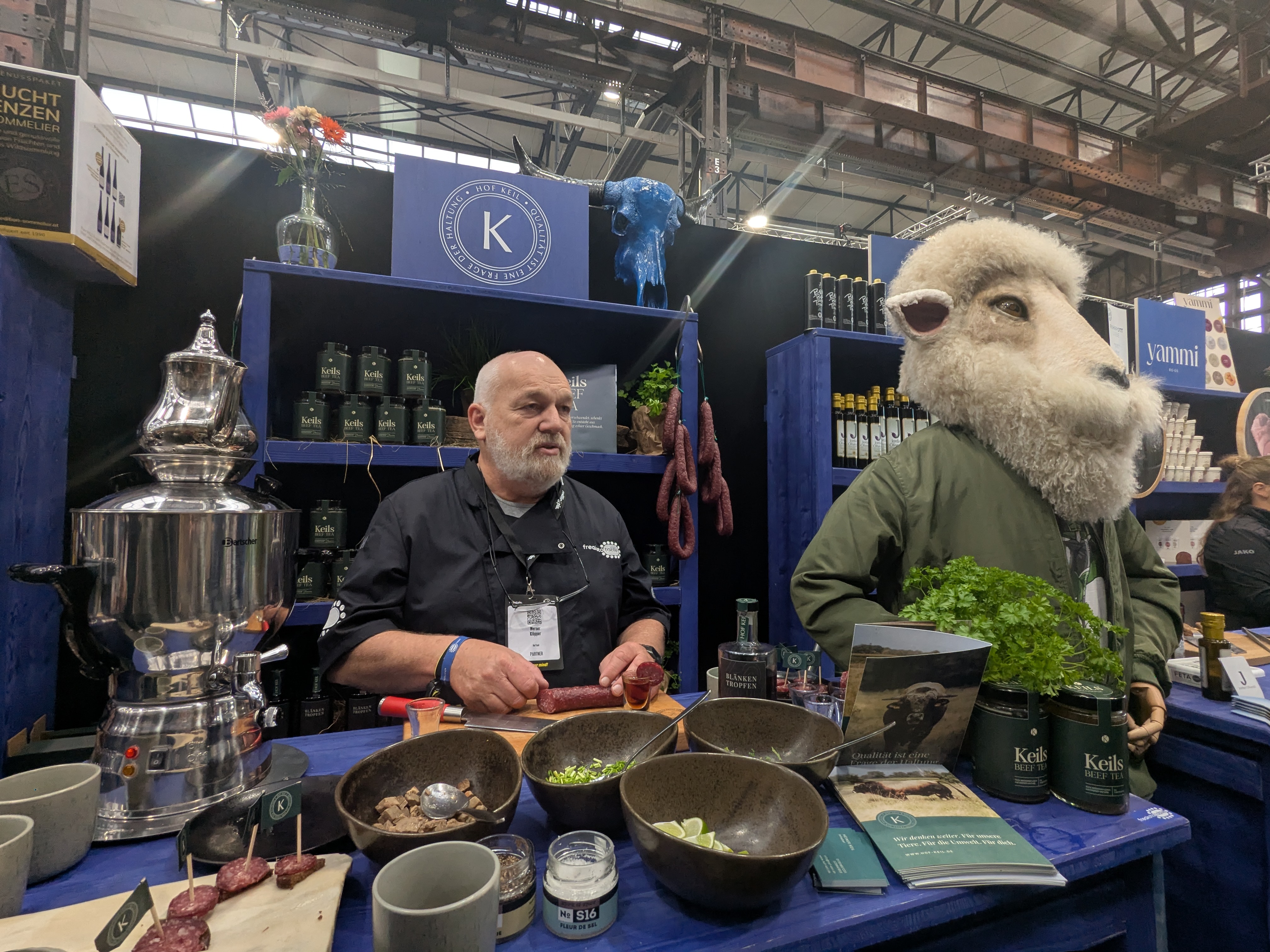 Zwischen Regionalität und Humor: Am Stand von Keils traf hochwertige Wurst auf ein Maskottchen im Schafskostüm. / Foto: NDOZ