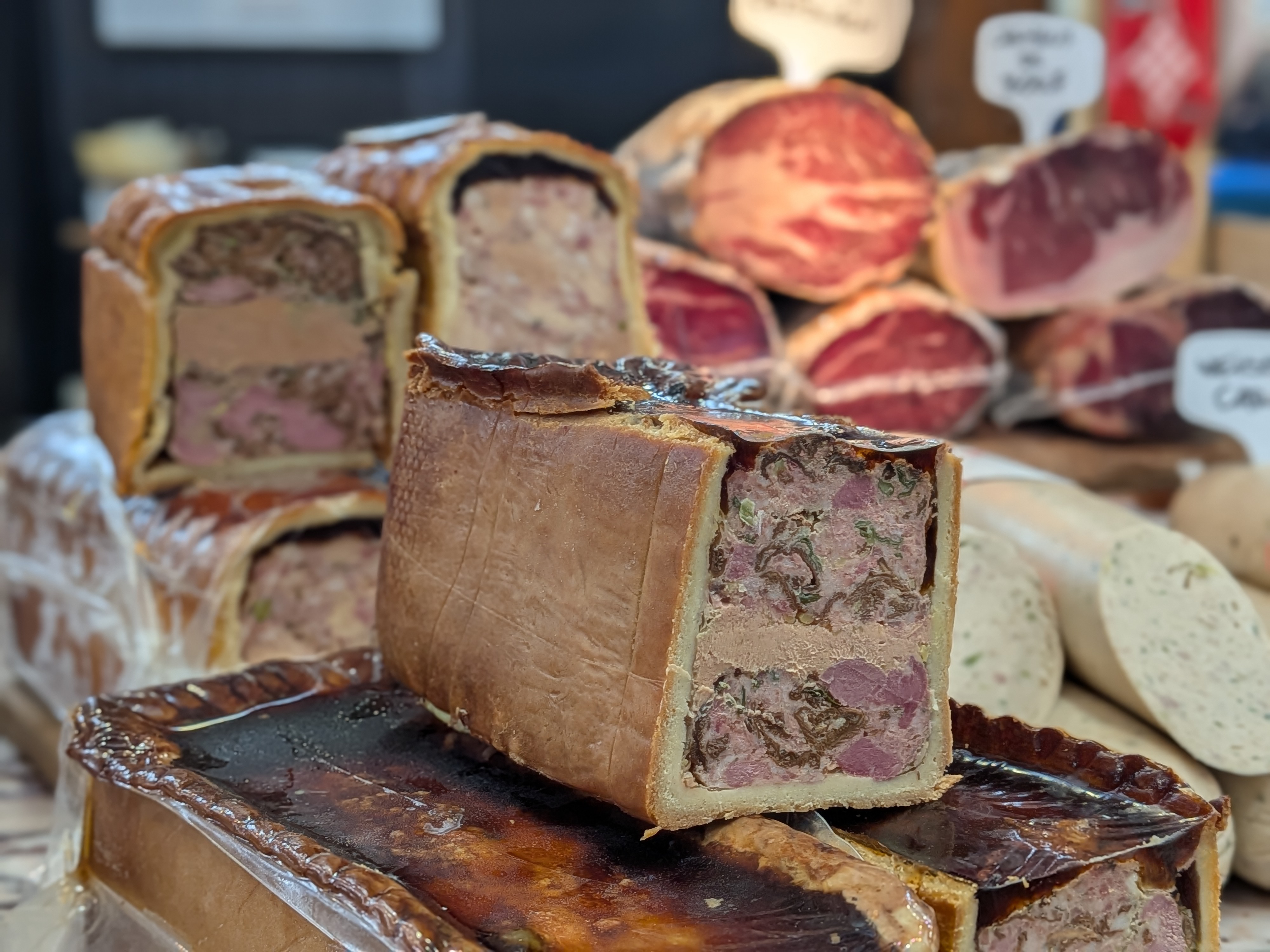 Handwerk pur: Pâté en croûte und Charcuterie zeigten die Vielfalt traditioneller Fleischkunst. / Foto: NDOZ