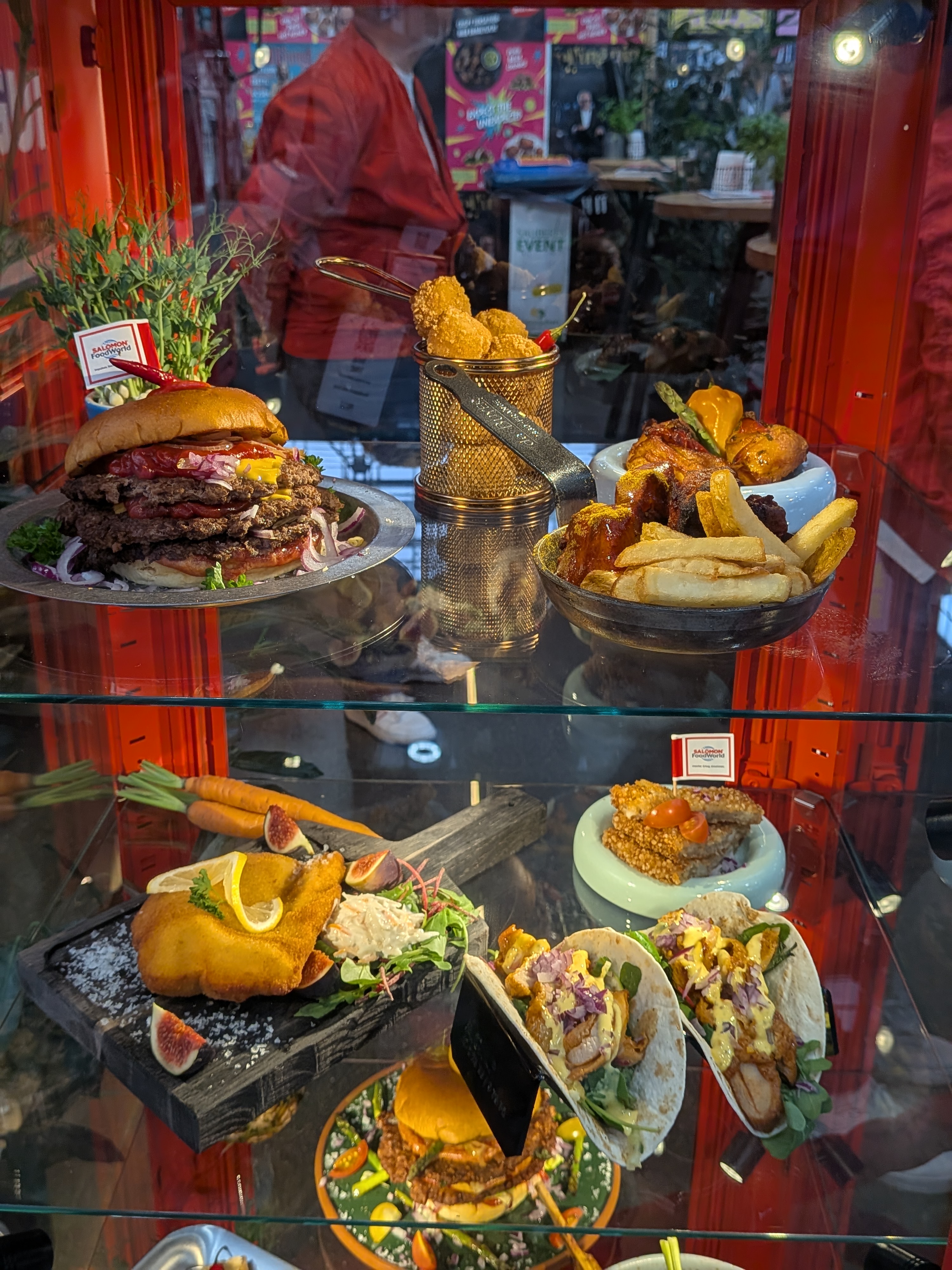 Von Burgern bis Tacos: Streetfood-Kreationen boten Kontraste zu Fine Dining und Molekularküche. / Foto: NDOZ