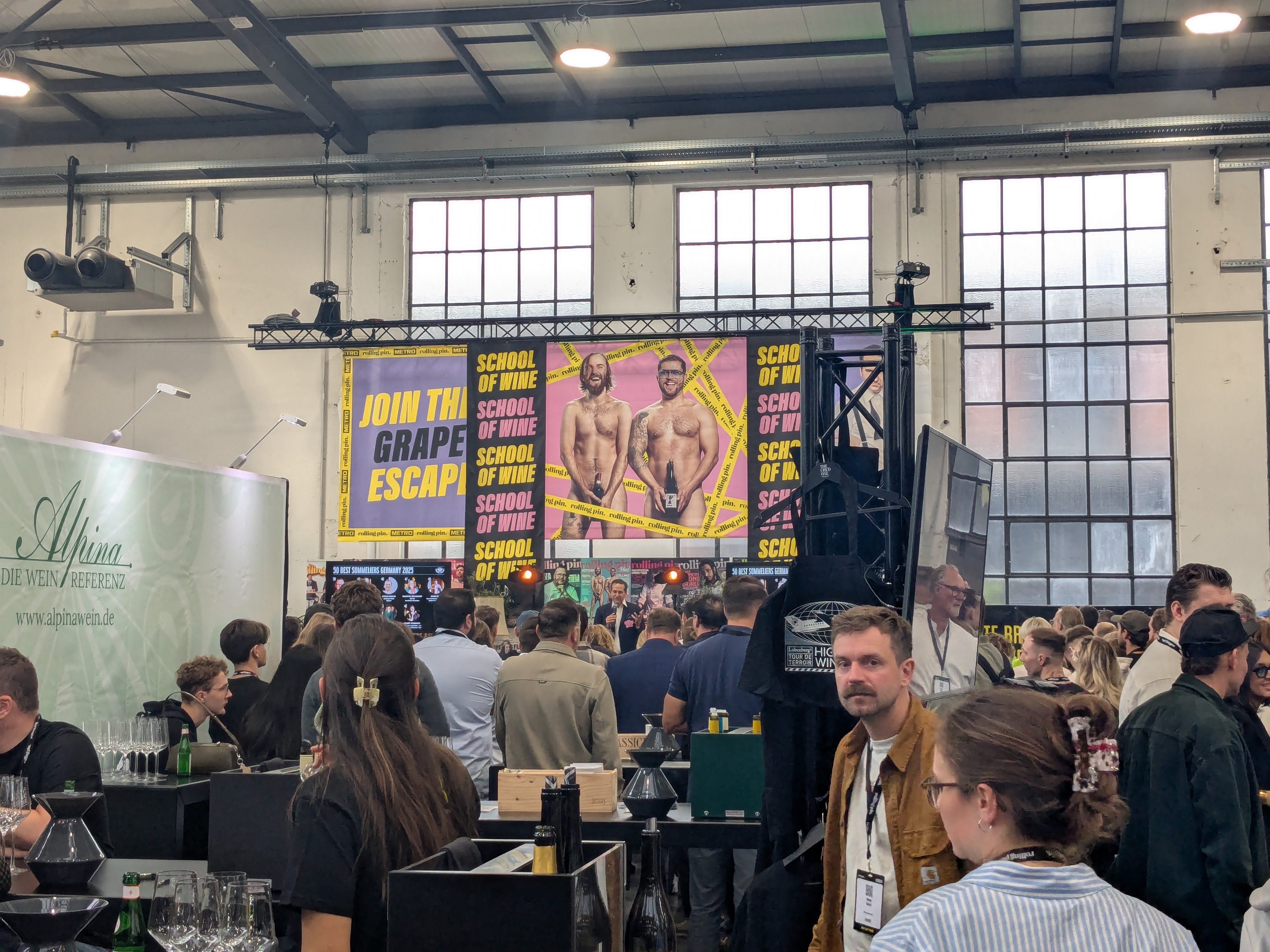 Bunt, laut und provokant: Die „School of Wine“ sorgte für Festivalstimmung in den Messehallen./ Foto: NDOZ