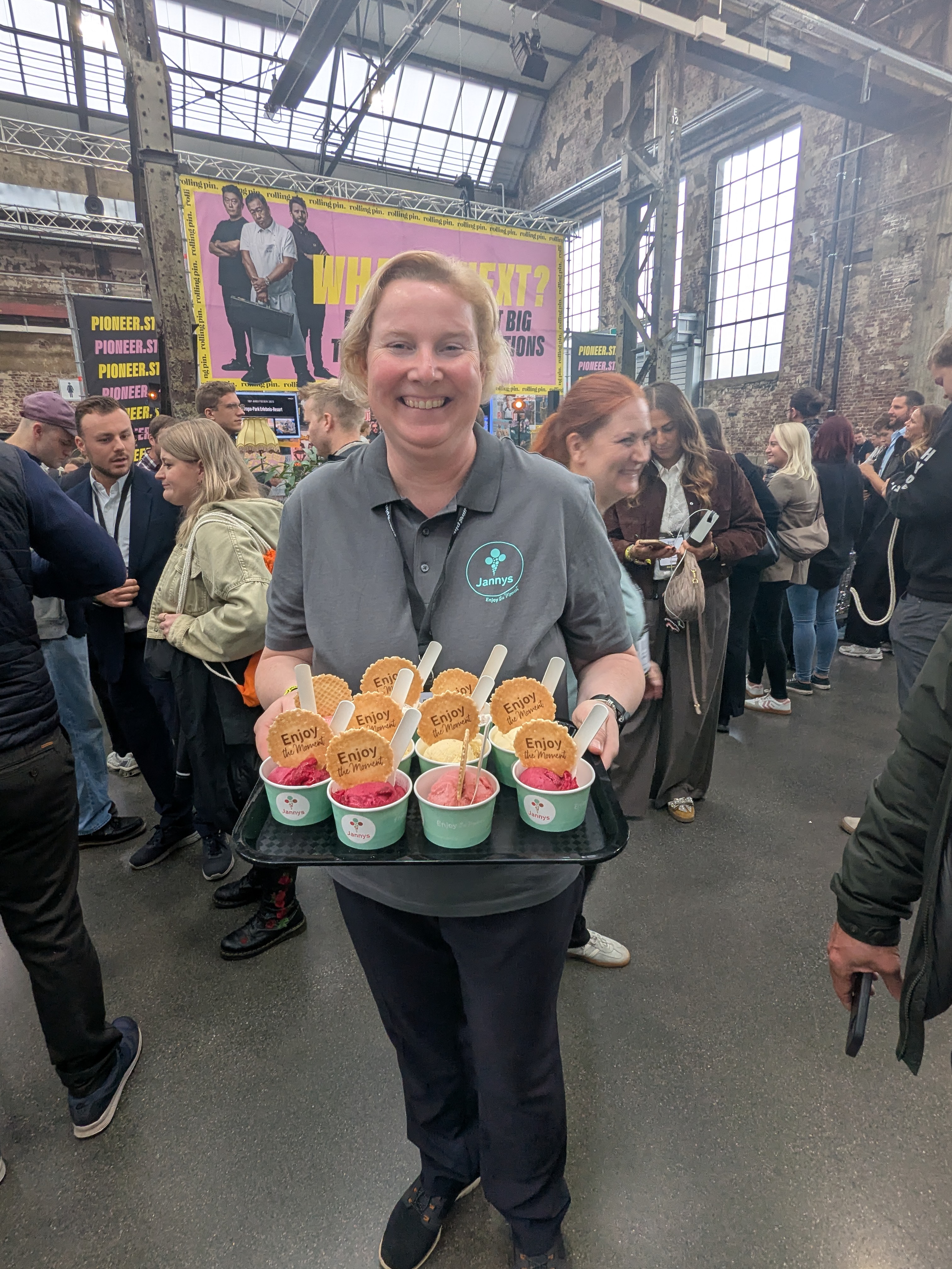 Janny’s Eis – Freundlich serviert: cremiges Eis mit knuspriger Waffel – ein süßer Zwischenstopp in den Hallen. / Foto: NDOZ