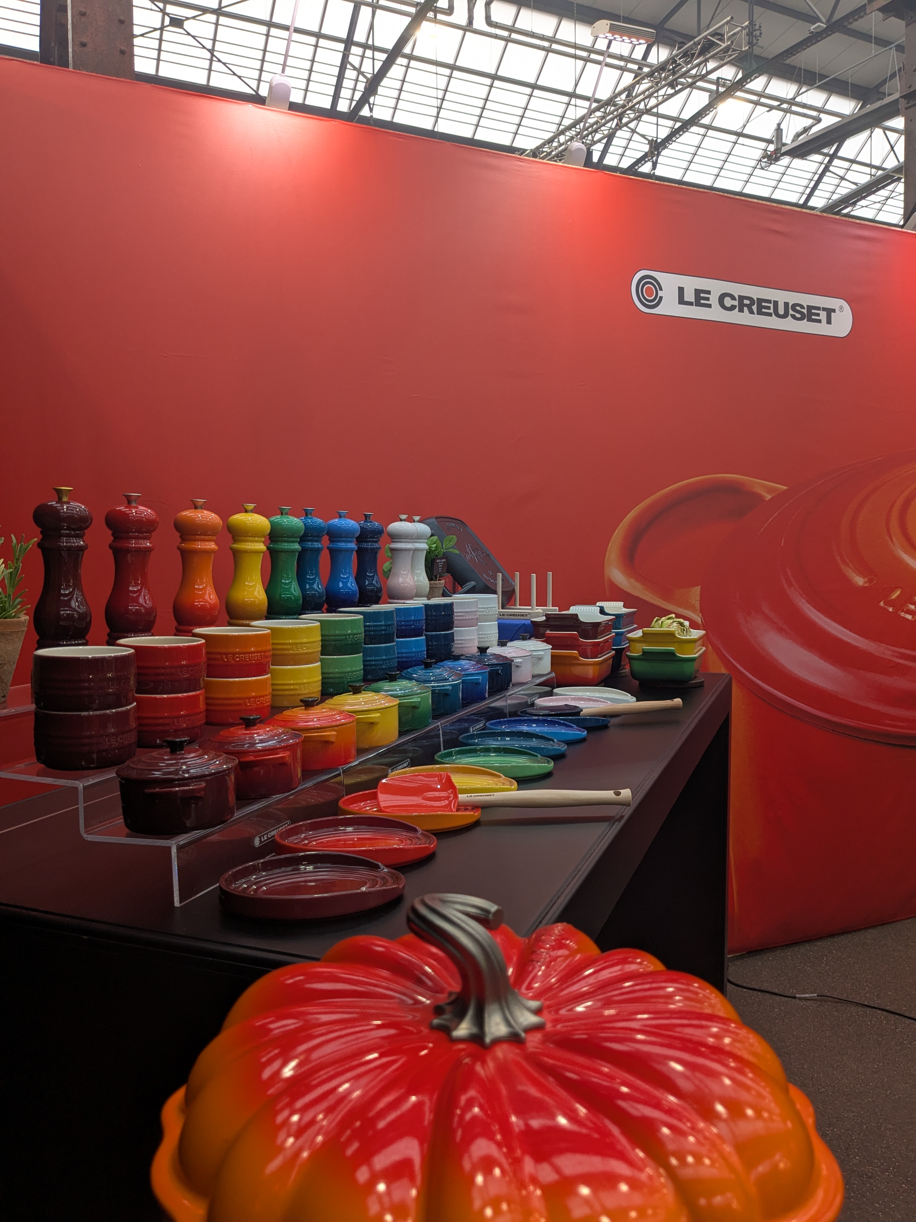 Design trifft Funktion: Farbstarke Klassiker von Le Creuset setzten Akzente zwischen den Messeständen. / Foto: NDOZ