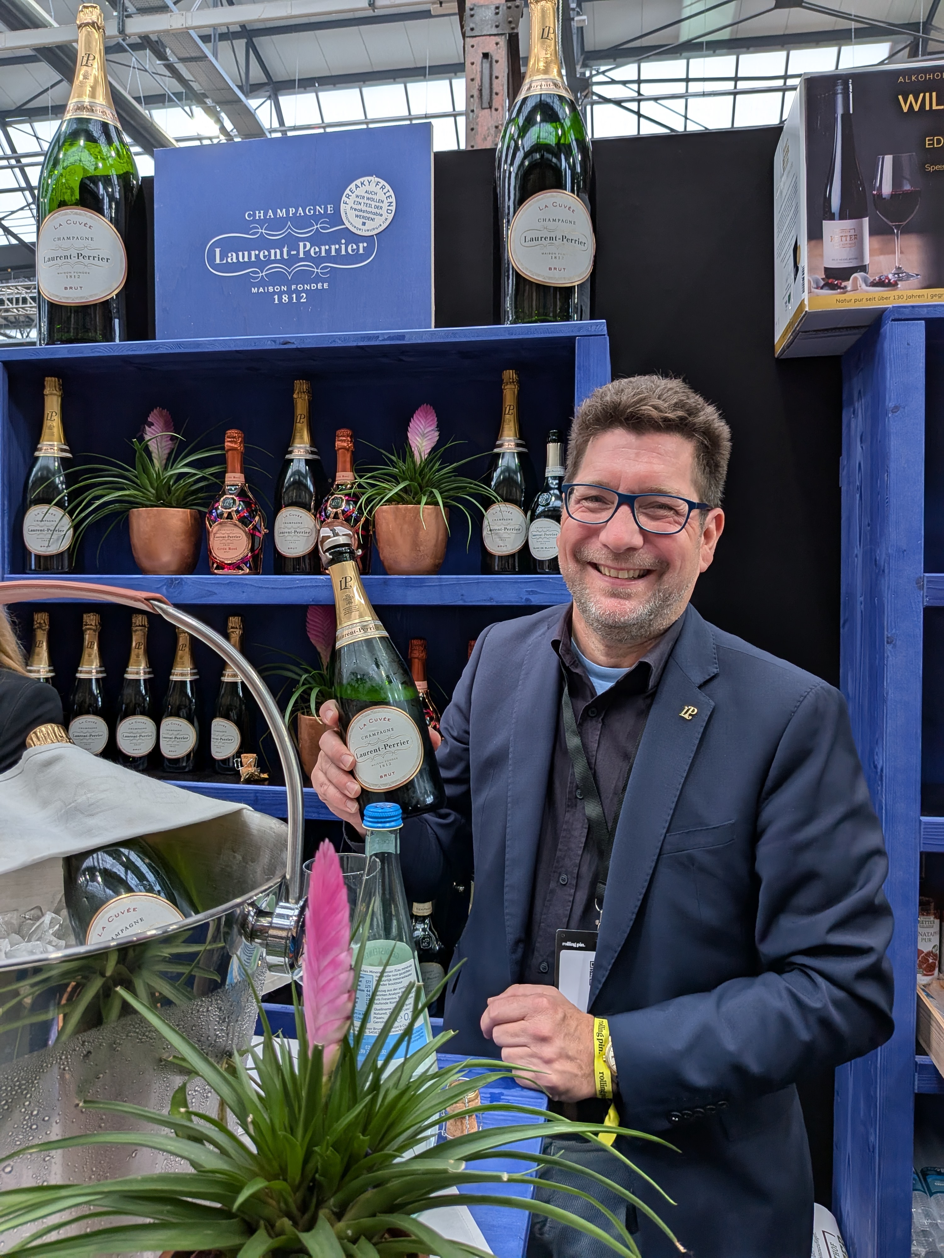 Laurent-Perrier Champagner – Ein Lächeln und eine Flasche Champagner: prickelnde Momente auf der Messe. / Foto: NDOZ