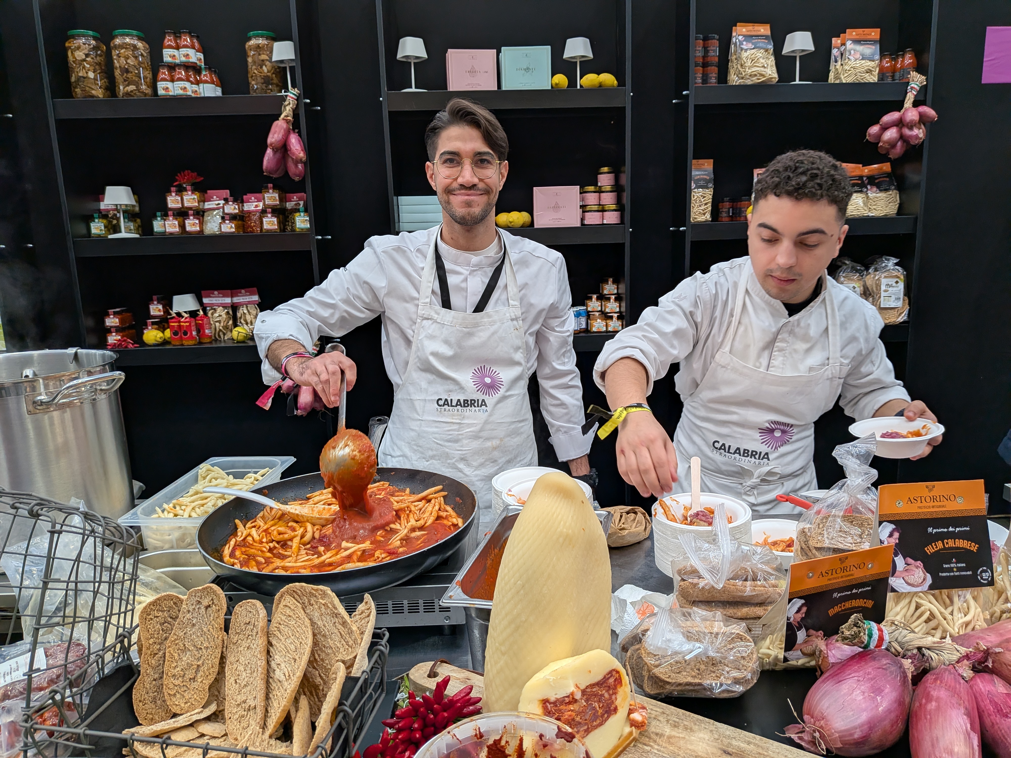 Calabria-Stand – Pasta, Tomatensoße, gute Laune: zwei junge Köche aus Kalabrien bringen die Sonne Italiens nach Düsseldorf. / Foto: NDOZ