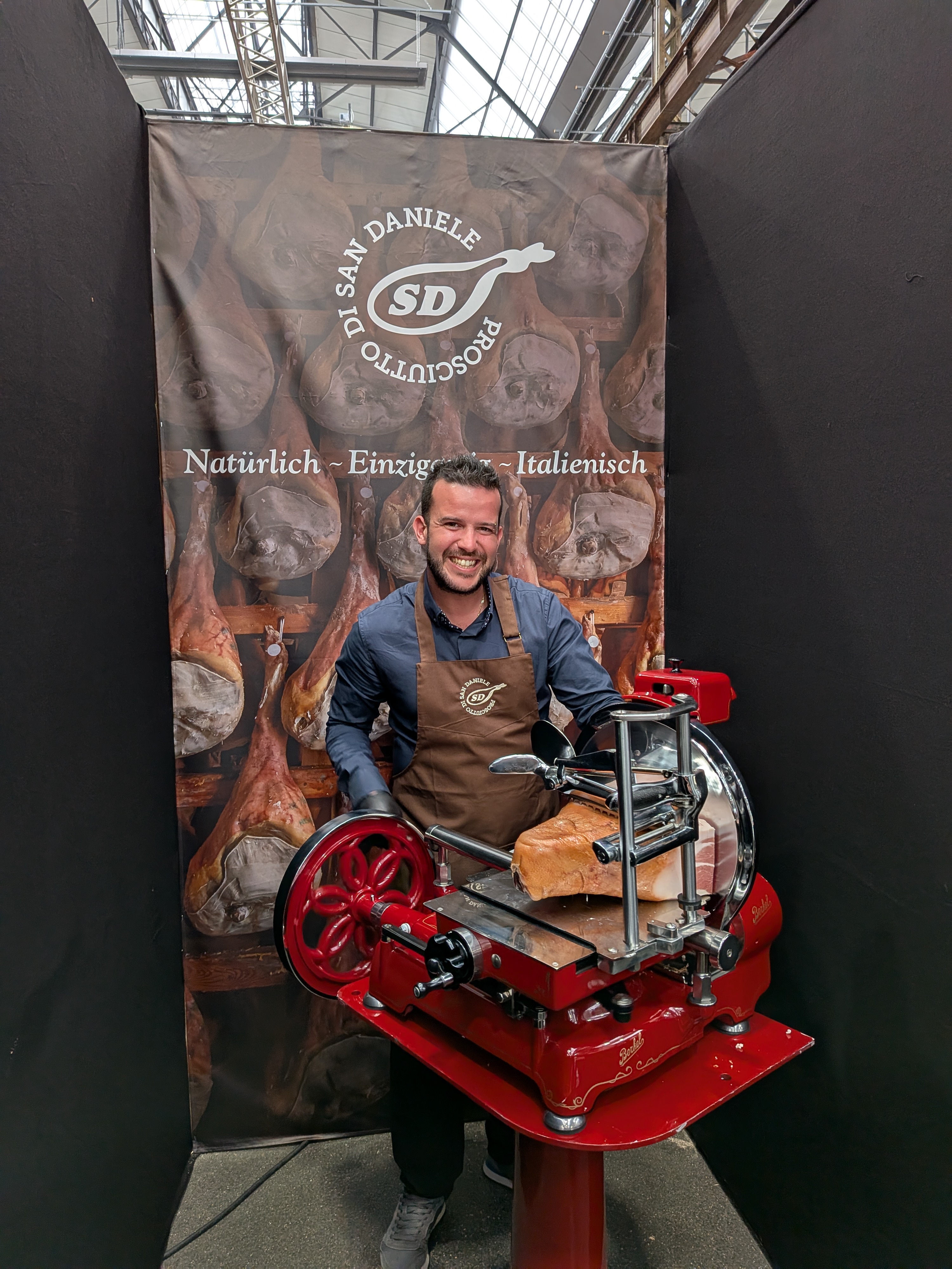 Prosciutto di San Daniele – Italienischer Genuss in Perfektion: hauchdünn geschnittener Prosciutto – ein Klassiker, der nie aus der Mode kommt. / Foto: NDOZ