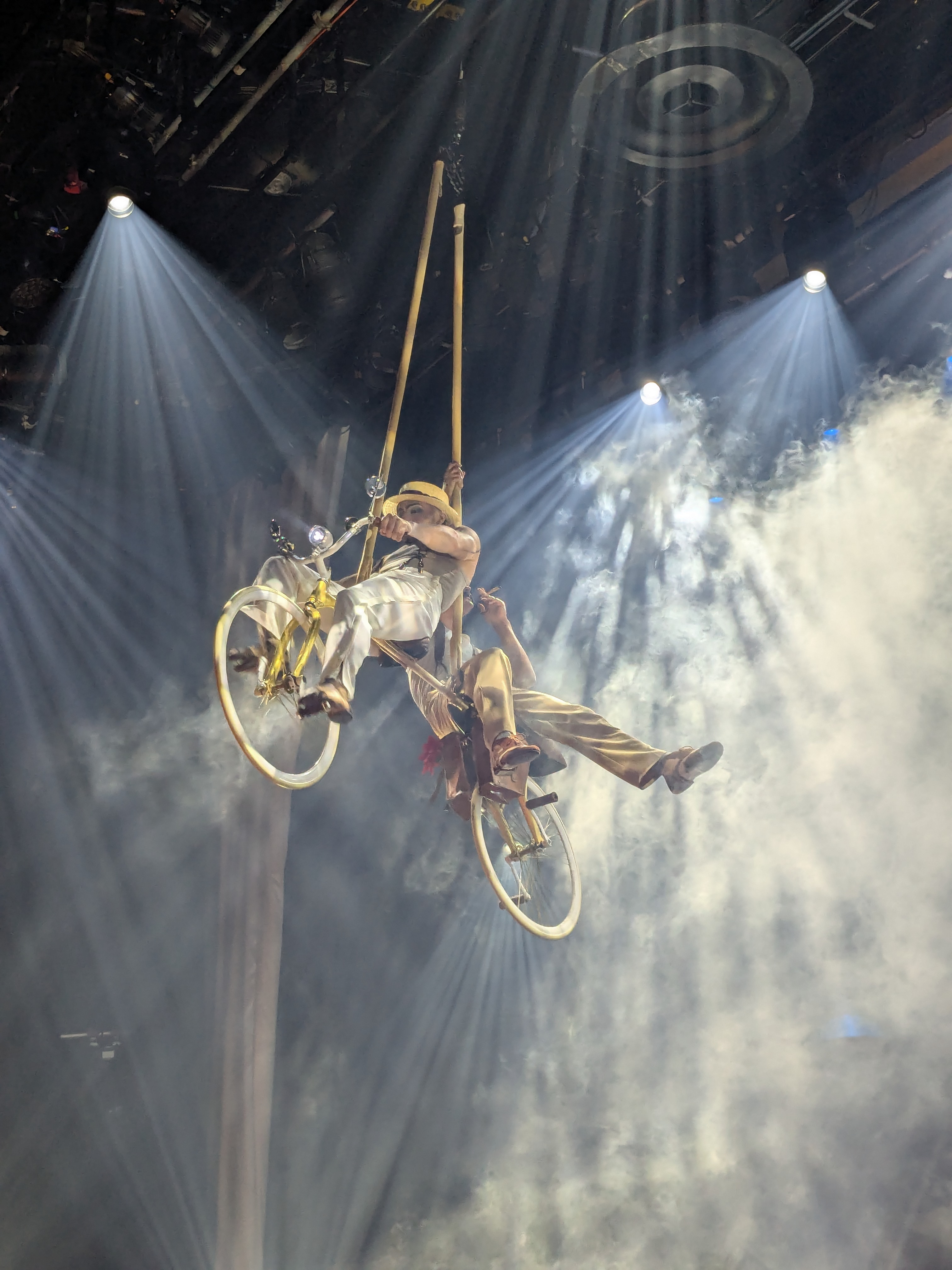 Hoch hinaus: Oskar und Felipe erzählen mit ihrem „fliegenden Fahrrad“ eine Geschichte von Vertrauen und Leichtigkeit – Artistik zwischen Himmel und Bühne. / Foto: Stefan Scholz, NDOZ