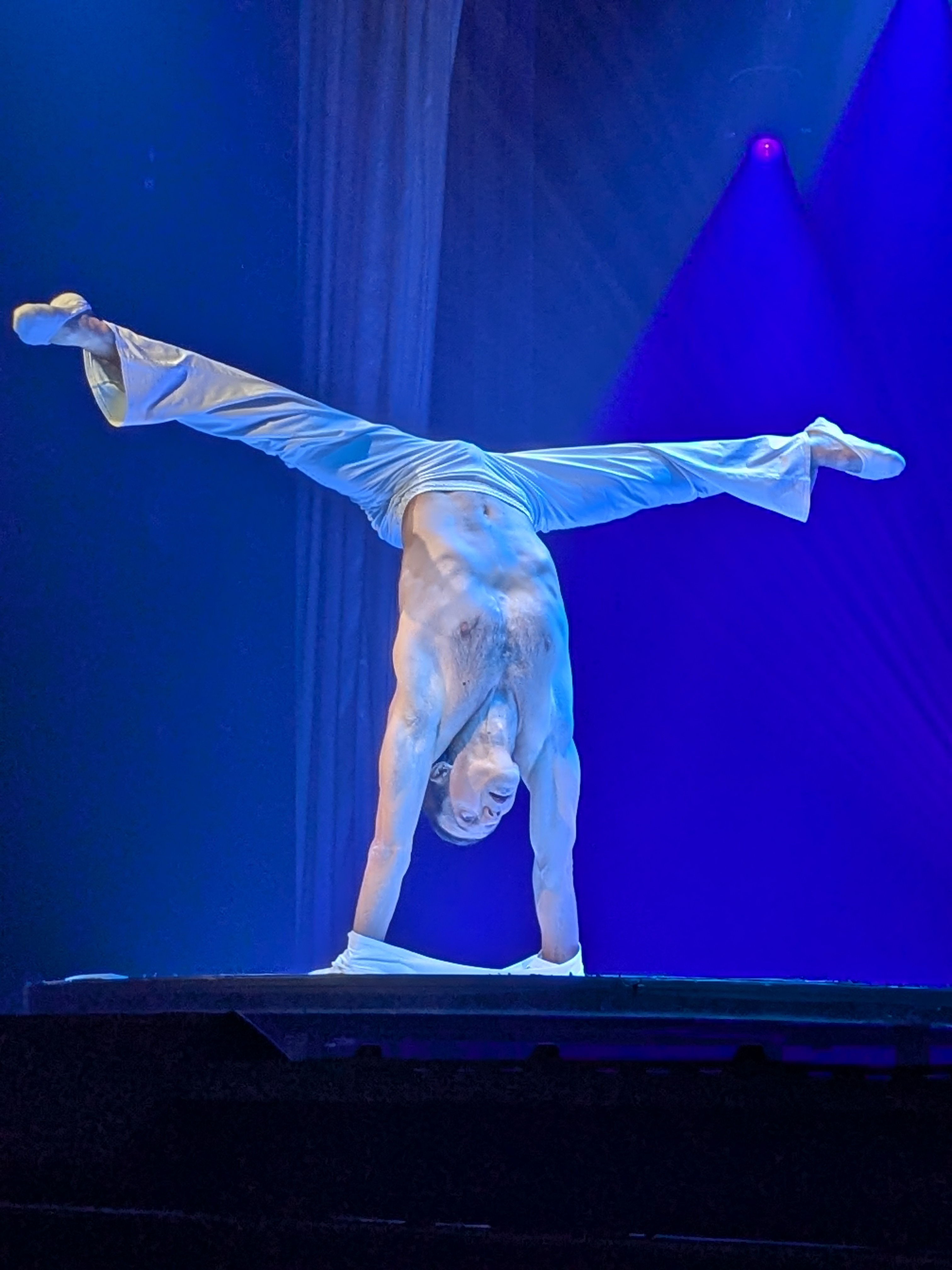 Anatoly Zalevsky, einer der großen Equilibristen unserer Zeit, vereint Kraft und Poesie in perfekter Balance – ein stiller Höhepunkt des Abends. / Foto: Stefan Scholz, NDOZ