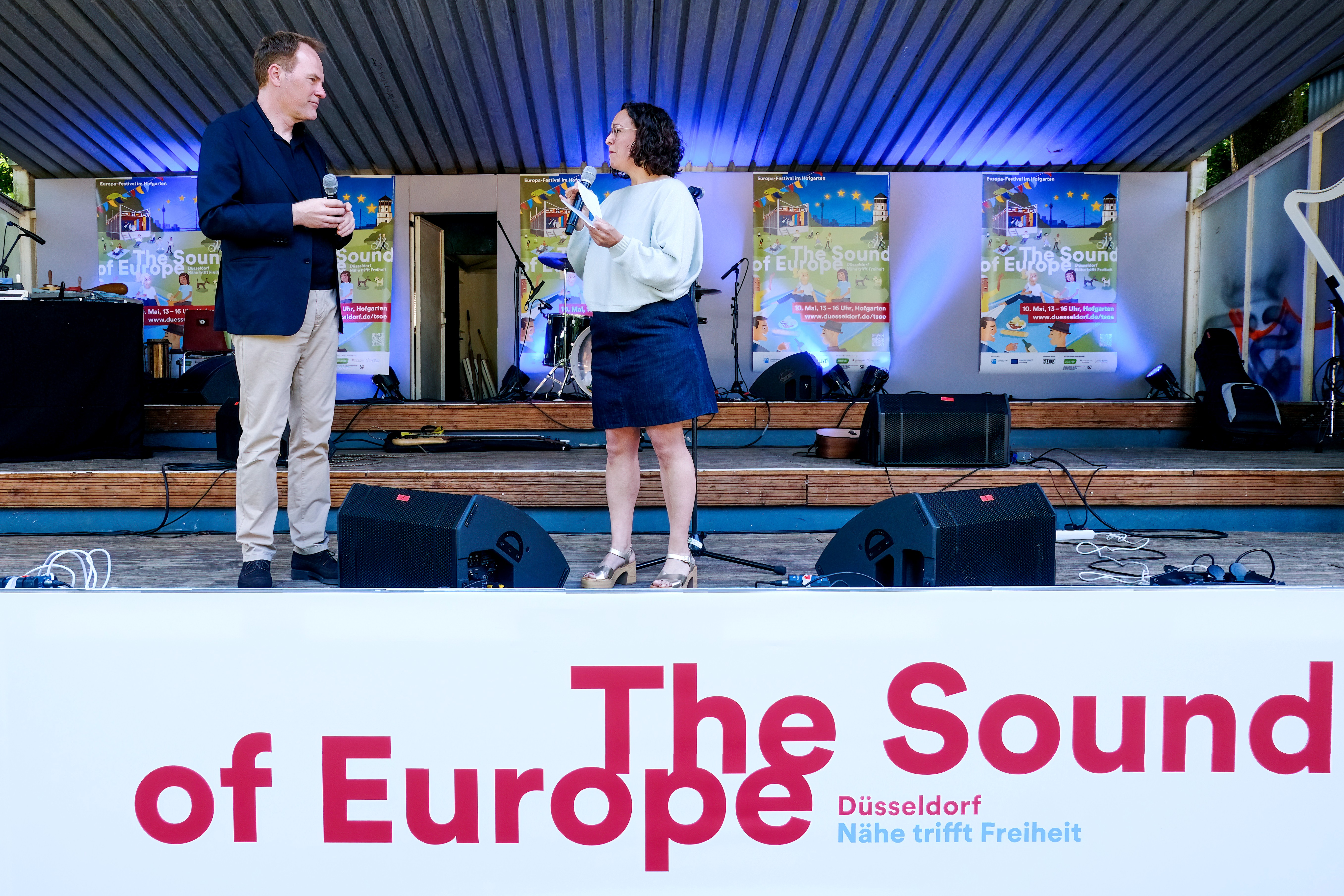 Oberbürgermeister Dr. Stephan Keller eröffnetete am Musikpavillon im Hofgarten den Sound of Europe. Durchs Programm führte Moderatorin Elif Şenel. / Foto: Michael Gstettenbauer/ Stadt Düsseldorf