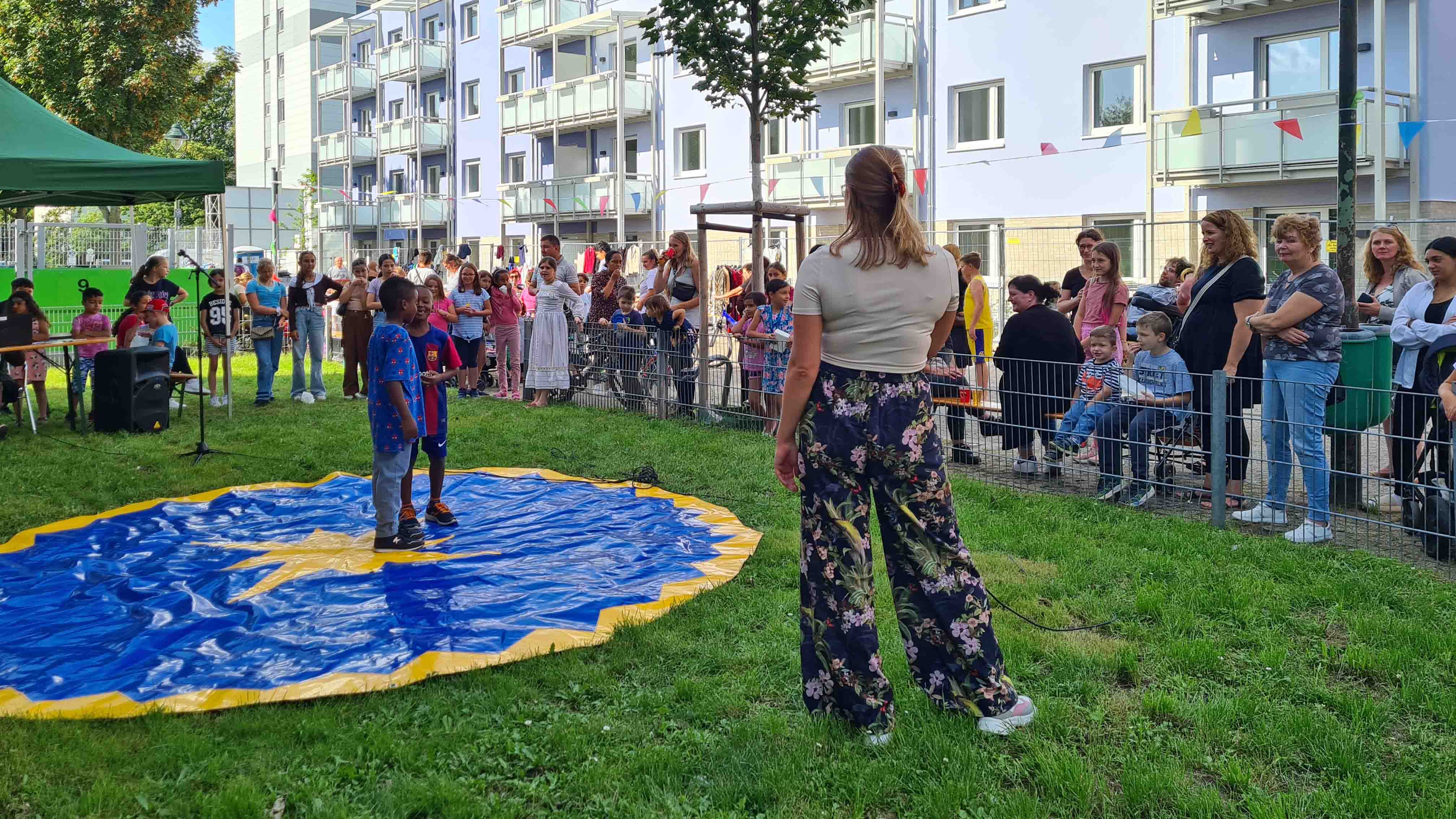 Ein Schwerpunkt der sozialen Arbeit in Wersten-Südost waren Nachbarschaftsfeste, die im Rahmen des Quartiersmanagements von den beteiligten Unternehmen gemeinsam ausgerichtet wurden. / Foto: Rheinwohnungsbau