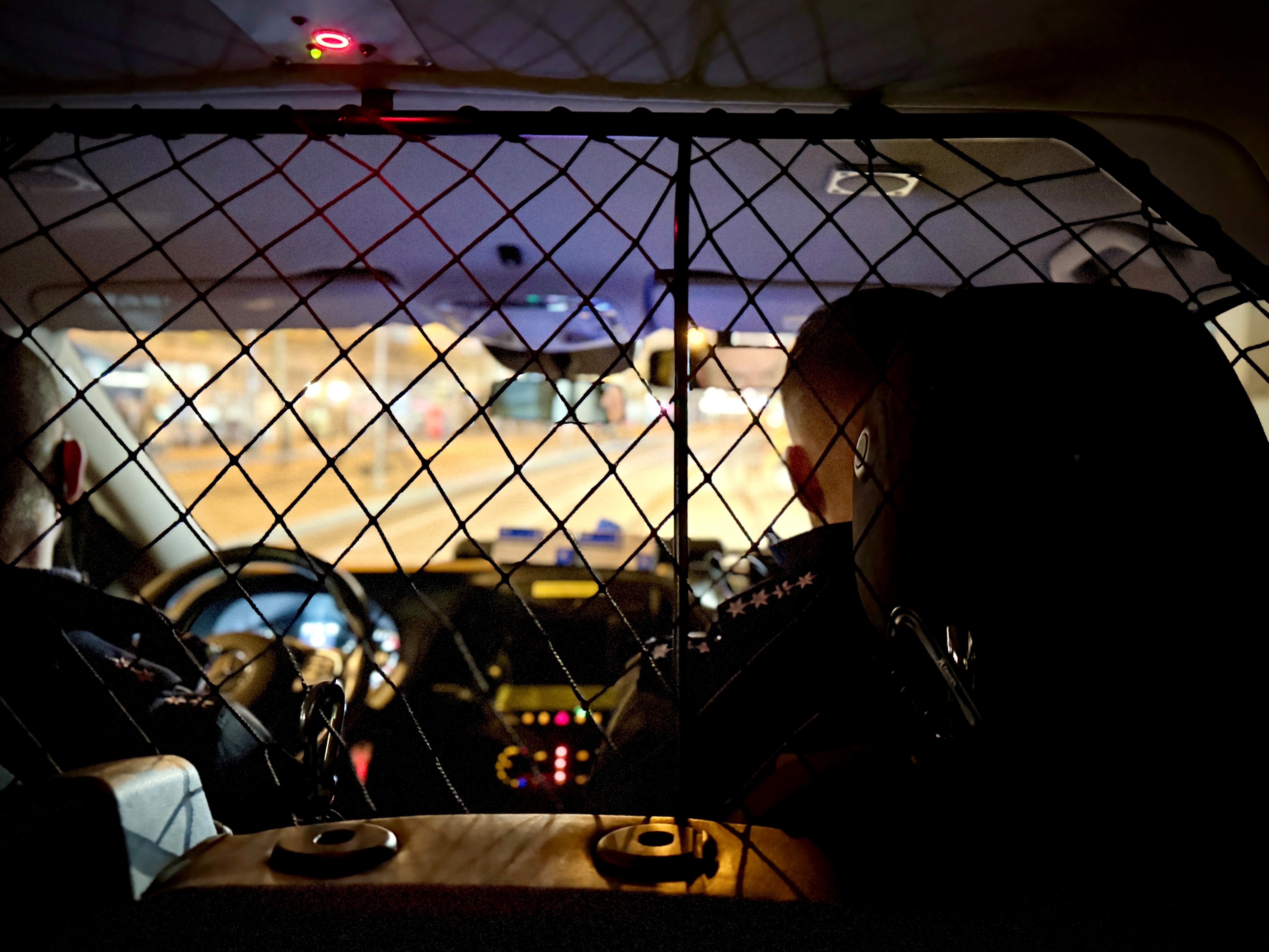 Blick aus einem Streifenwagen auf den Bereich vor dem Düsseldorfer Hauptbahnhof während des abendlichen Polizeieinsatzes ./ Foto: Polizei Düsseldorf Blick aus einem Streifenwagen auf den Bereich vor dem Düsseldorfer Hauptbahnhof während des abendlichen Polizeieinsatzes ./ Foto: Polizei Düsseldorf