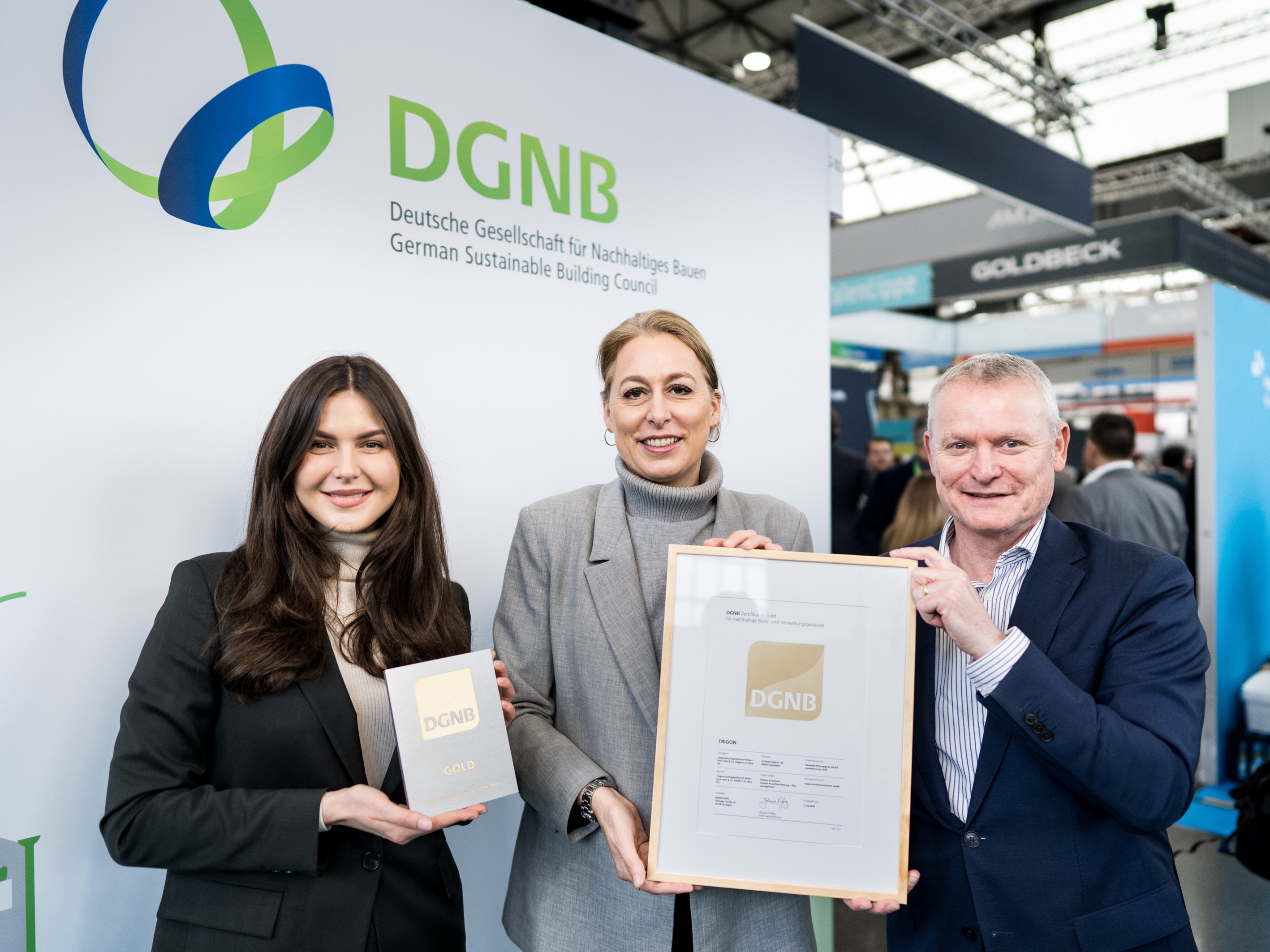 Bei der Übergabe des DGNB-Gold-Zertifikates (v. l.): Diana Malaeva, Manager Project Development in der bema Gruppe; Dr. Christine Lemaitre, Geschäftsführender Vorstand der DGNB; Ralph Schneemann, Managing Director in der bema Gruppe / Foto (c) bema gruppe  - Oliver Tjaden