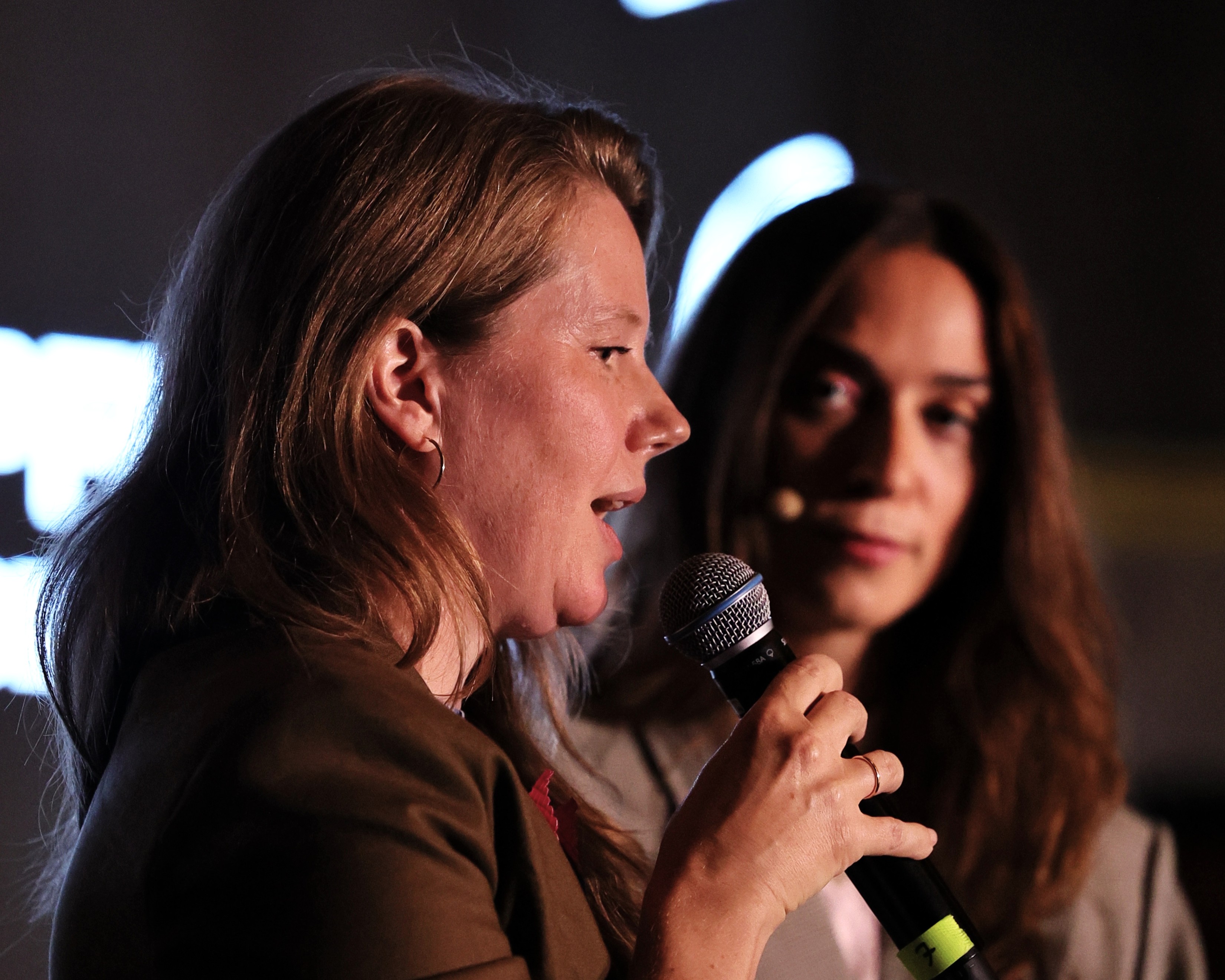 Vera Schöpfer und Tamara Güçlü beim popNRW-Preis 2026 Vera Schöpfer vom NRW KULTURsekretariat spricht beim popNRW-Preis 2026 neben Moderatorin Tamara Güçlü.