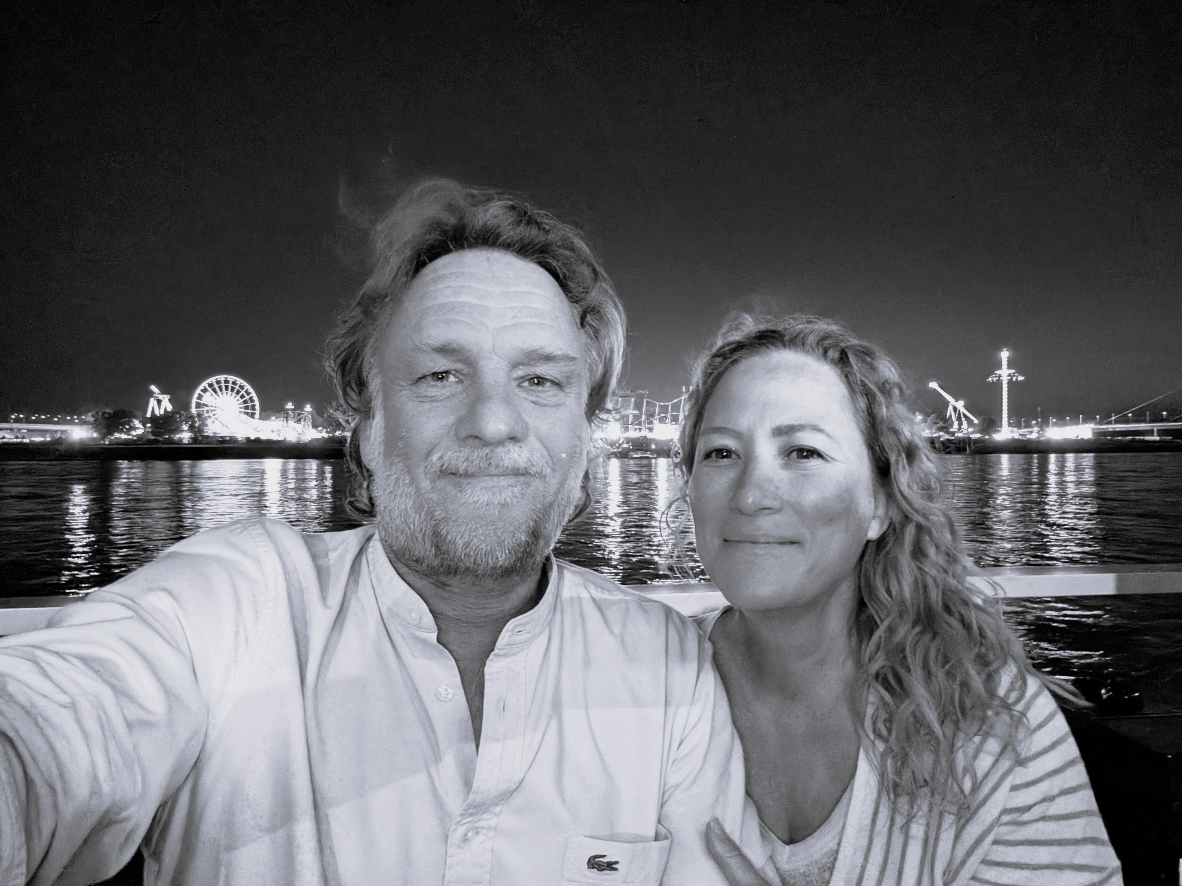Alexandra Scholz-Marcovich und Stefan Scholz an Bord der MS Allegra mit der beleuchteten Rheinkirmes im Hintergrund