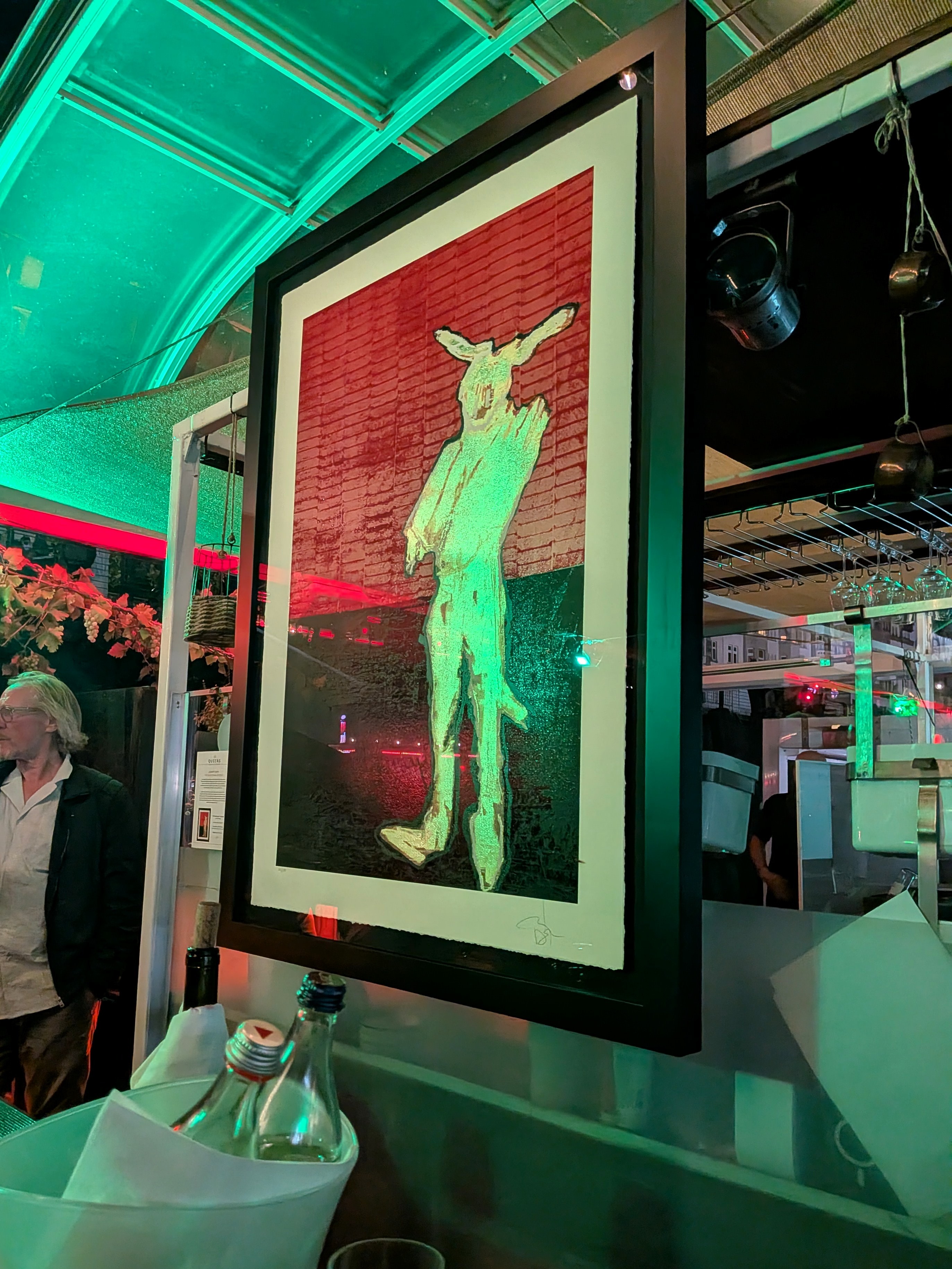 Gerahmte Darstellung des Bunnyman mit langen Ohren an Bord der MS Allegra in Düsseldorf
