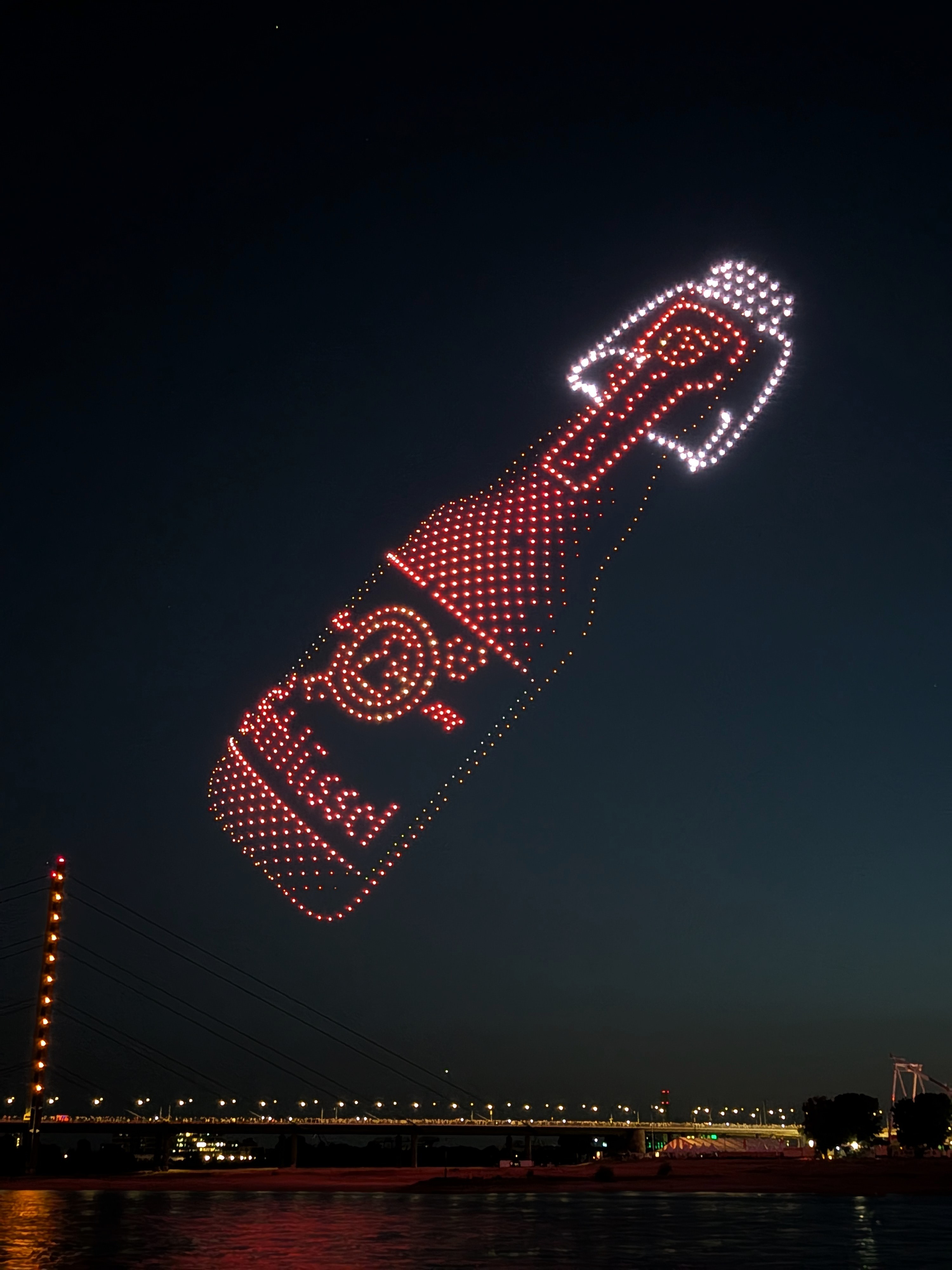 Von Drohnen geformte Flasche Schlüssel-Alt über dem Rhein und der Rheinkniebrücke in Düsseldorf