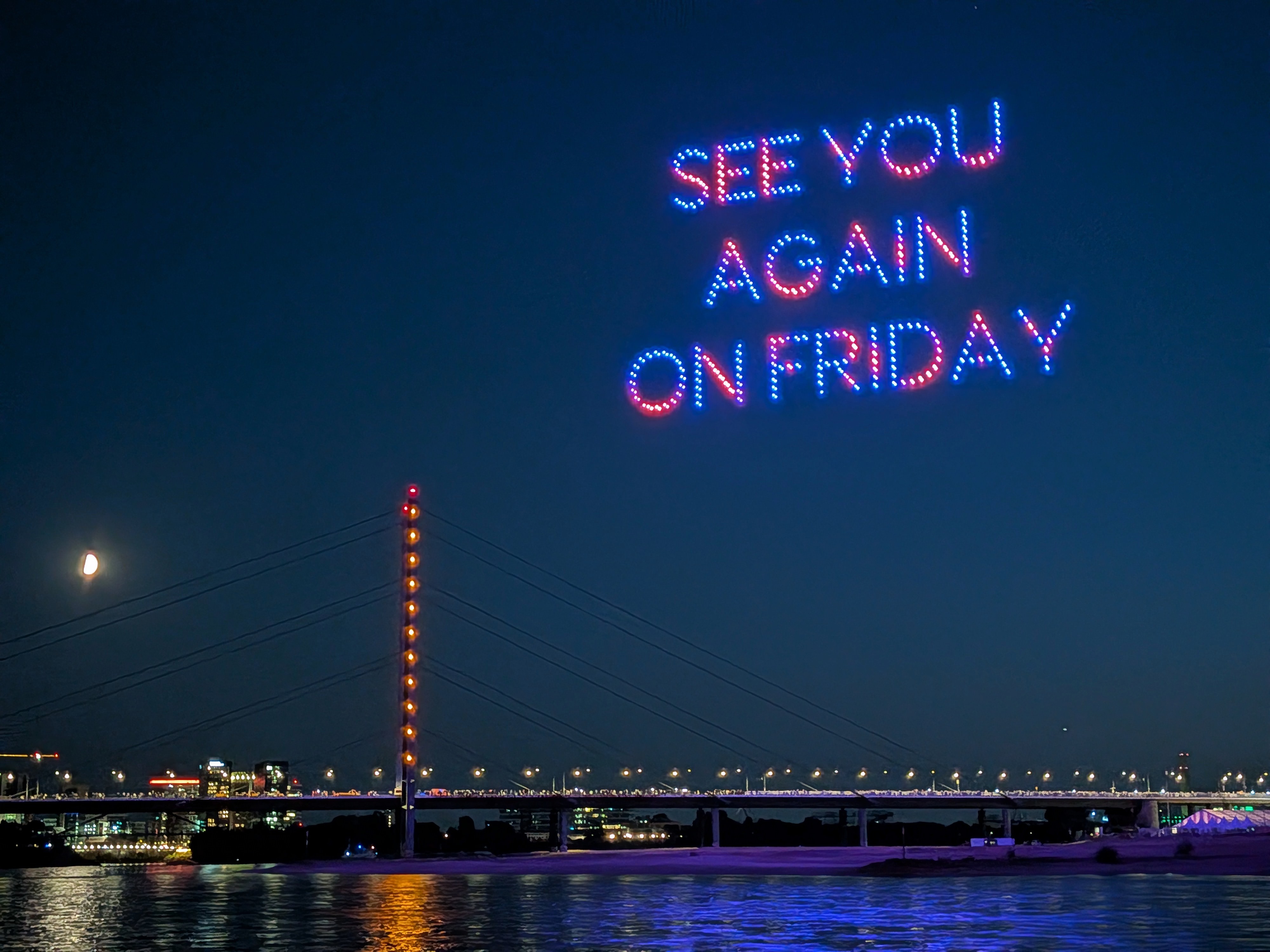 Leuchtender Drohnenschriftzug See you again on Friday über dem Rhein, der Rheinkniebrücke und der Rheinkirmes in Düsseldorf