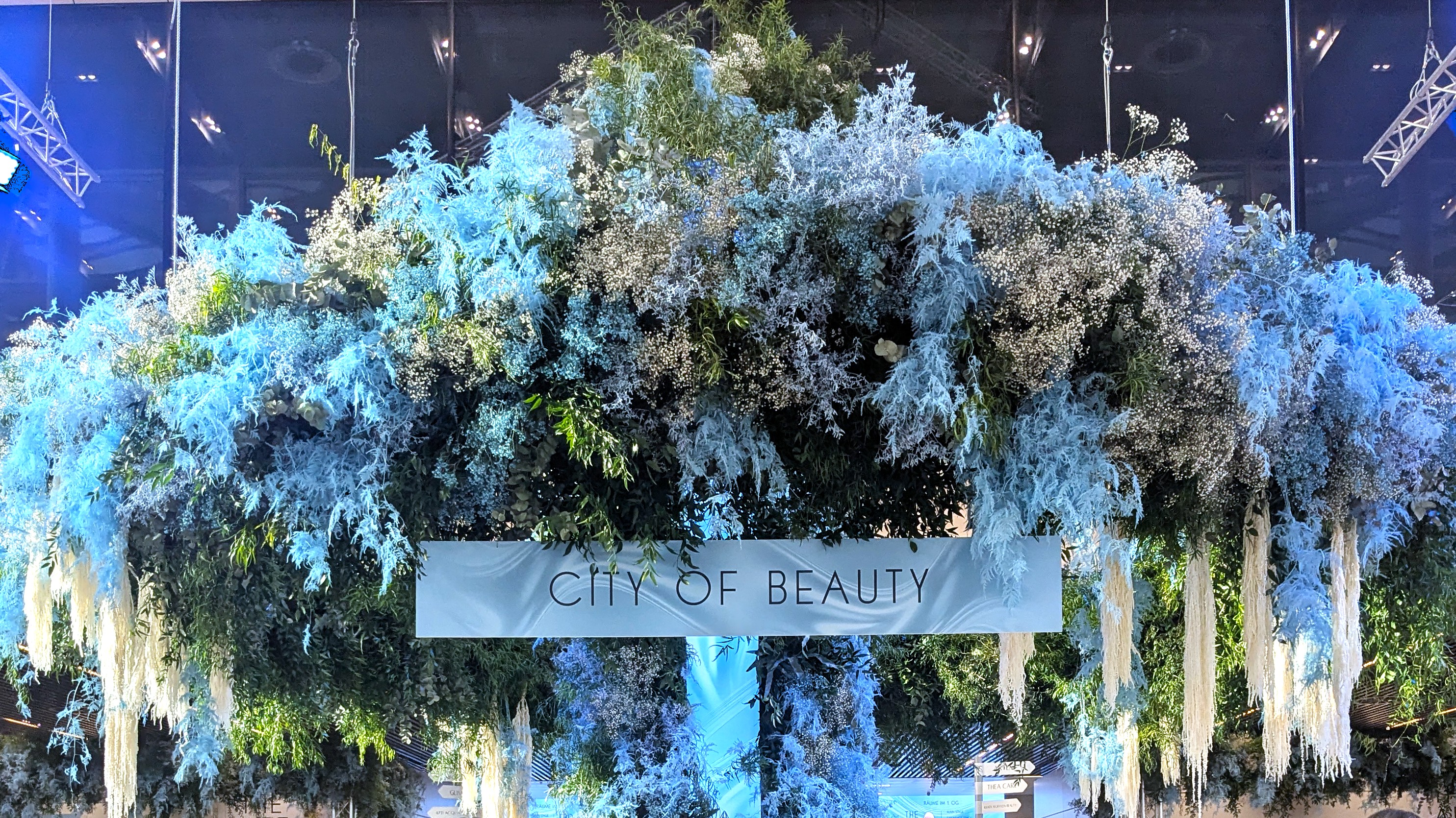 Blumeninstallation „City of Beauty" – Art of Beauty & Health, Messe Düsseldorf, März 2026