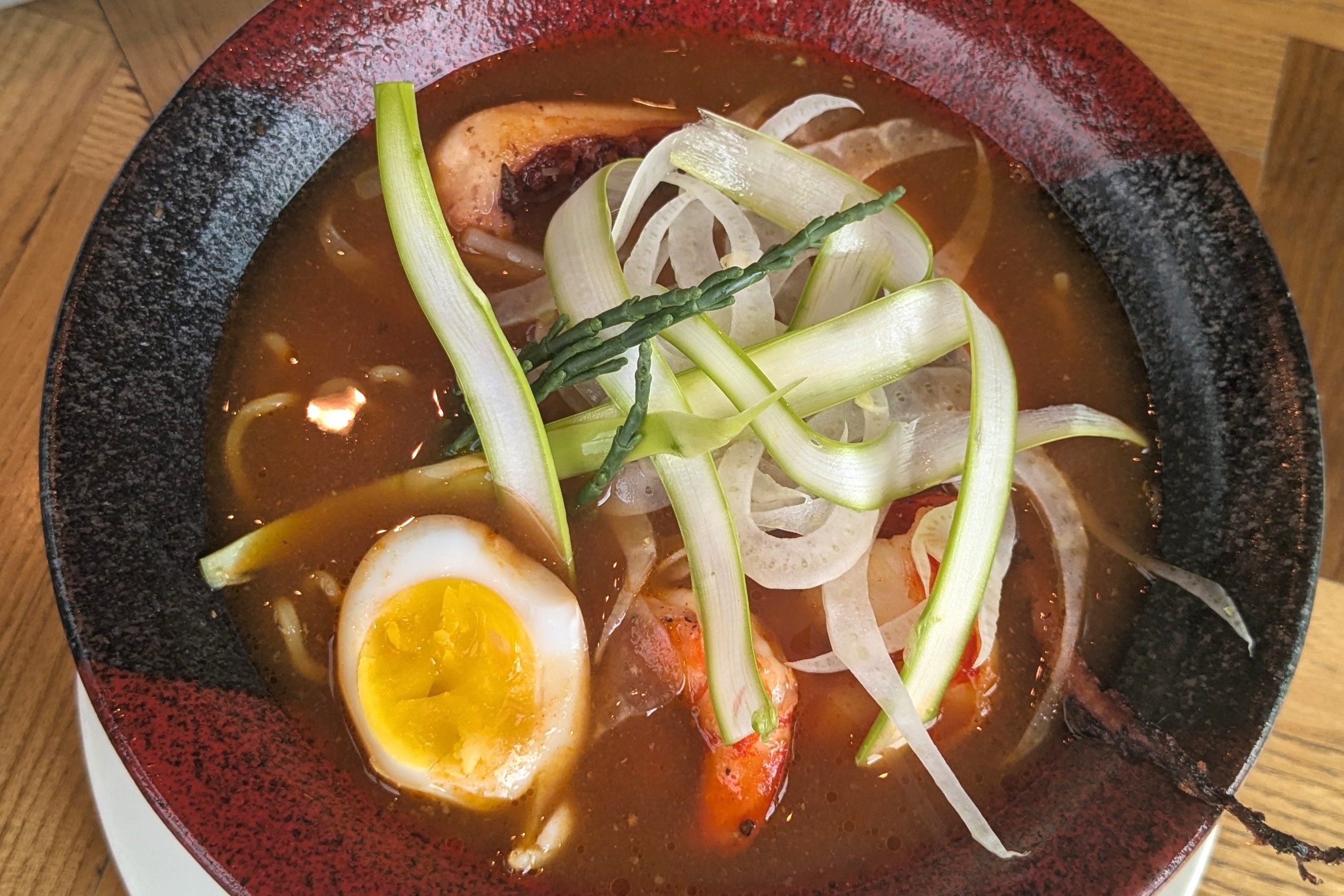 Bouillabaisse-Ramen im The Paris Club Düsseldorf Bouillabaisse-Ramen mit Oktopus, Garnele, Ajitama, Fenchel und Paspierre im The Paris Club Düsseldorf