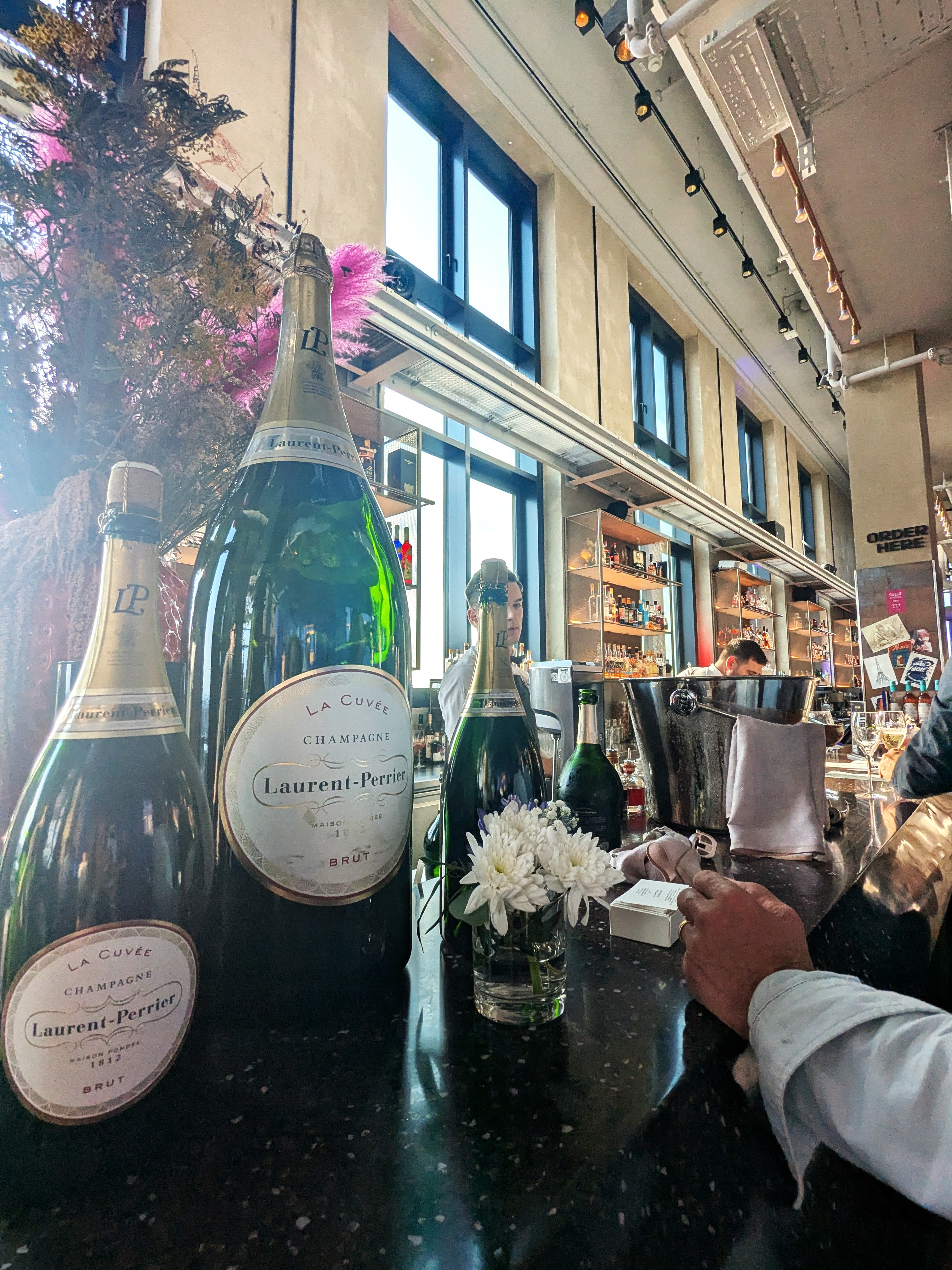 Ein prickelnder Start: Beim HiddenTable-Launch im The Paris Club wurde Laurent-Perrier serviert – als Auftakt zu einem Abend voller Genuss und Gastro-Innovation. / Foto: Alexandra Scholz-Marcovich, NDOZ