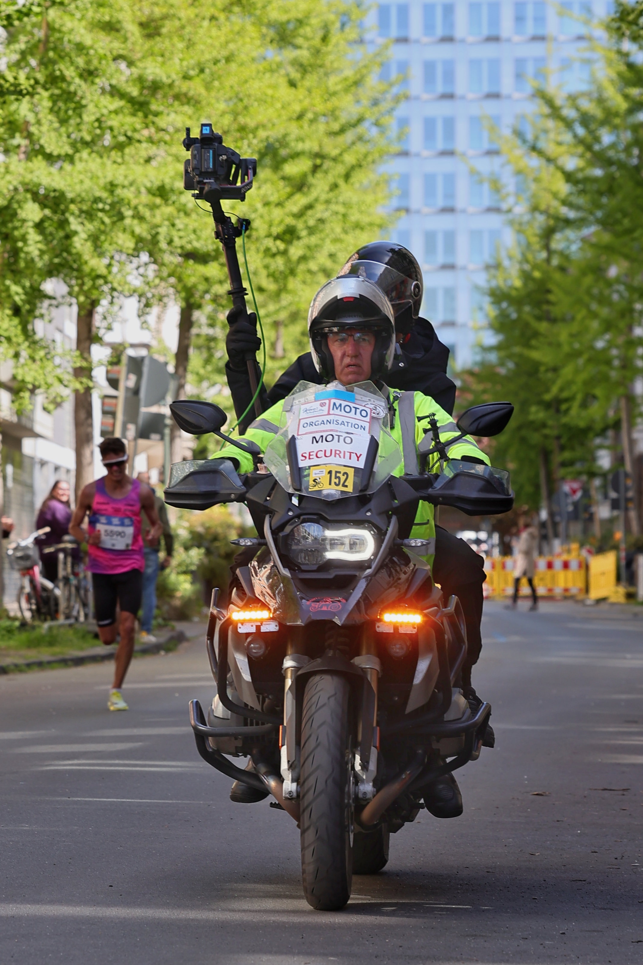 Kamera-Motorrad mit Filmteam auf der gesperrten Marathonstrecke beim Uniper Düsseldorf Marathon 2026