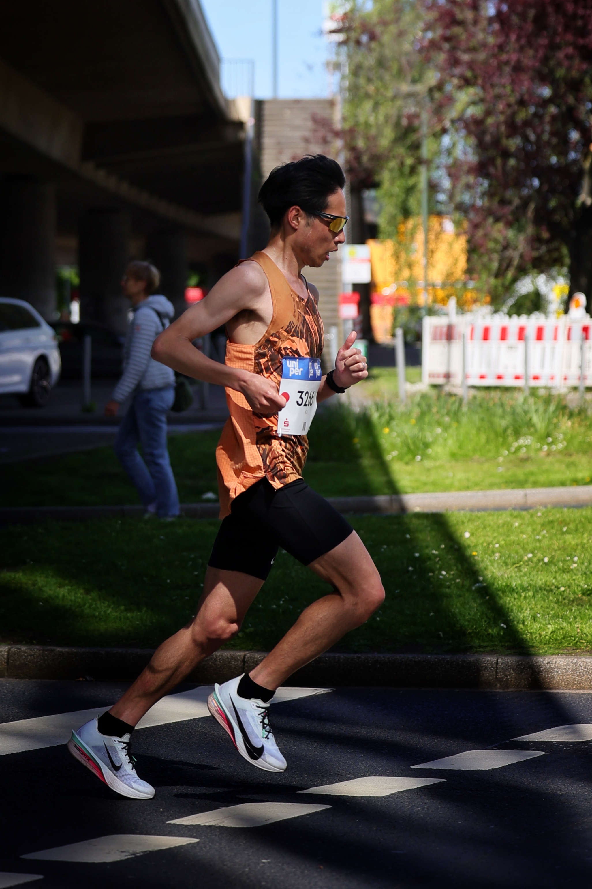 Läufer mit Startnummer beim Uniper Düsseldorf Marathon 2026 auf der innerstädtischen Strecke