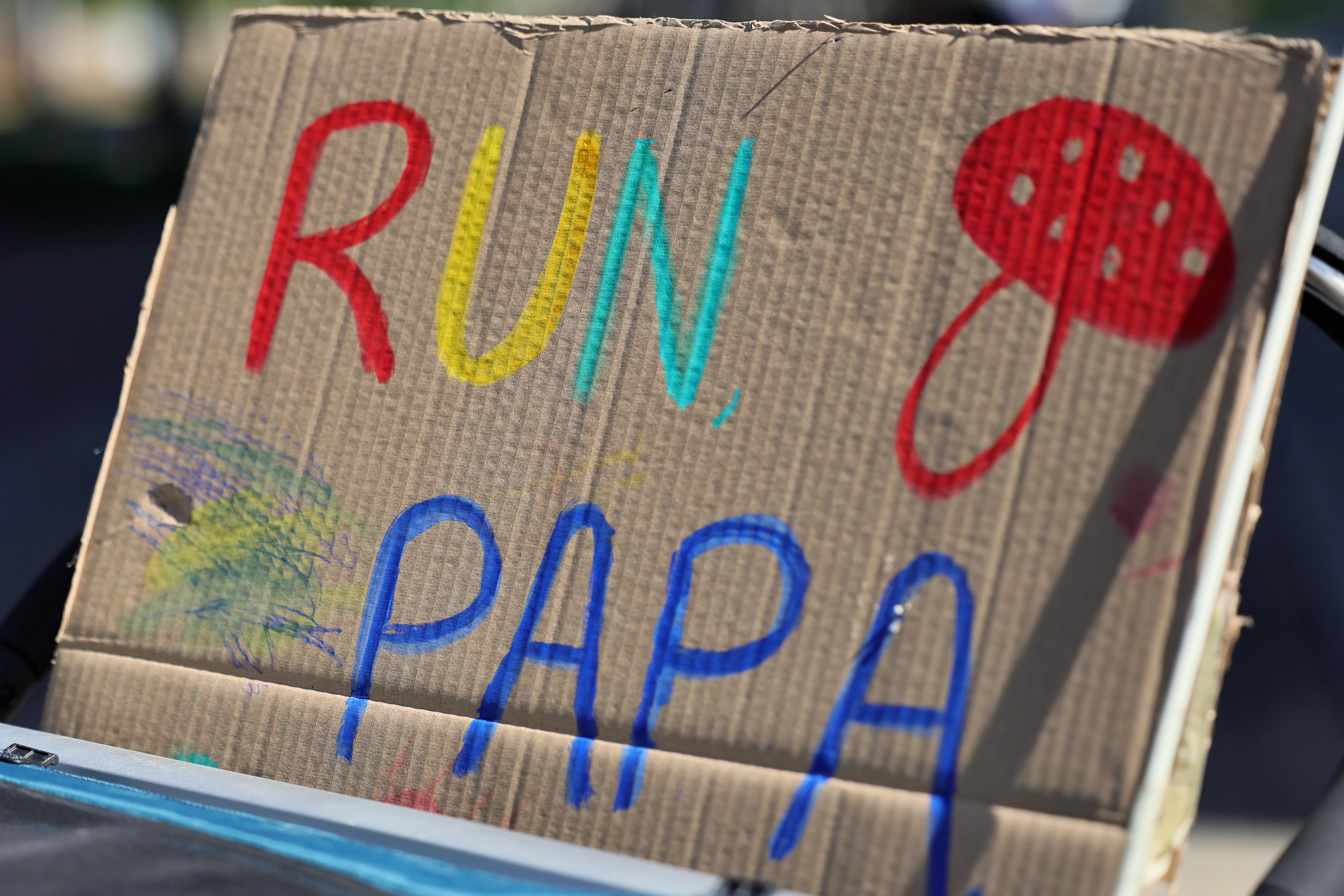 Selbstgemaltes Pappschild mit der Aufschrift „Run Papa" beim Uniper Düsseldorf Marathon 2026