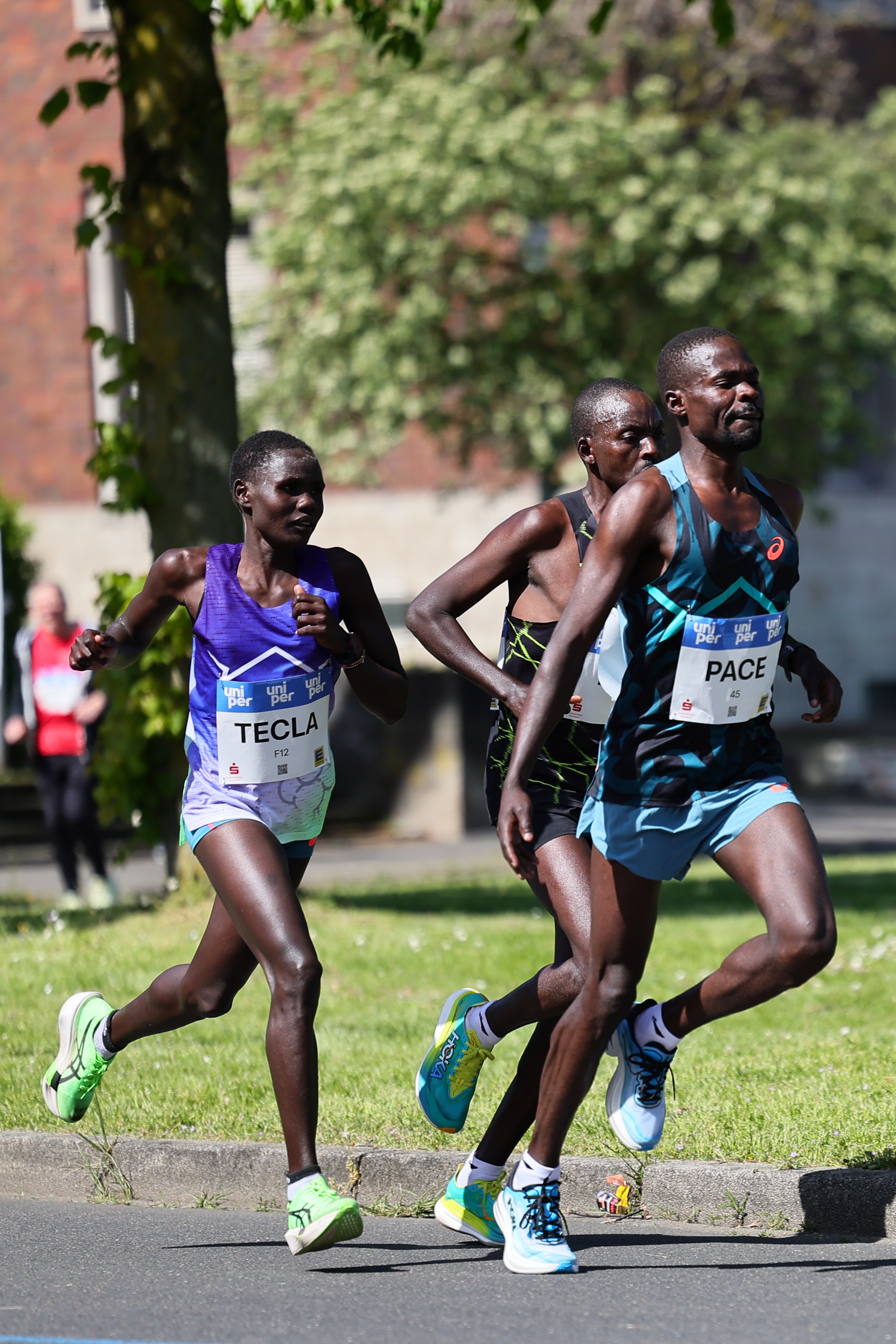 Tecla Jelimo Kibet (KEN) läuft beim Uniper Düsseldorf Marathon 2026 neben einem Pacemaker