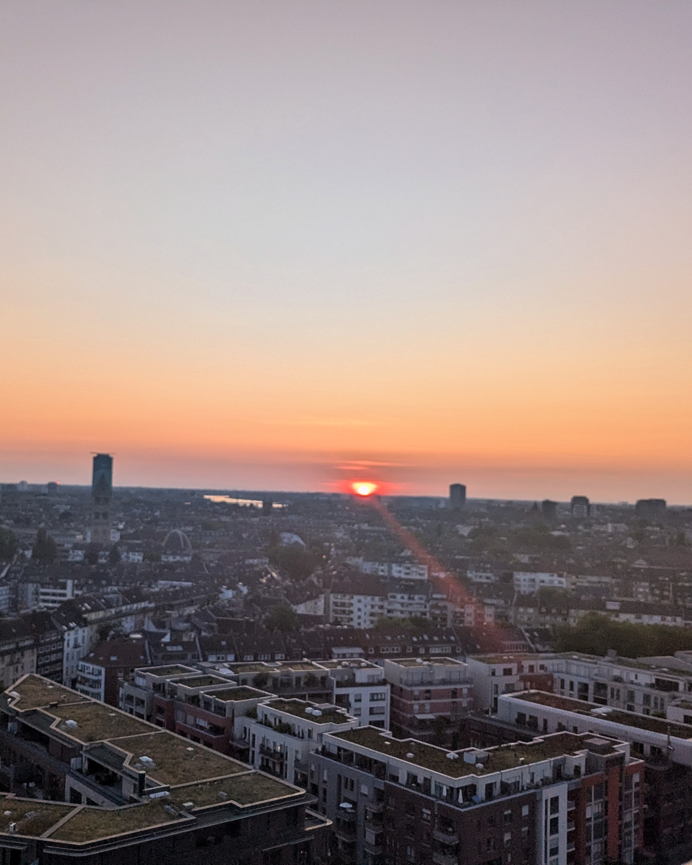 Savoir-vivre über den Dächern von Düsseldorf. Zum krönenden Abschluss des Abends: ein Sonnenuntergang mit Panorama-Blick – Fine Dining trifft Rooftop-Feeling./ Foto: Alexandra Scholz-Marcovich, NDOZ