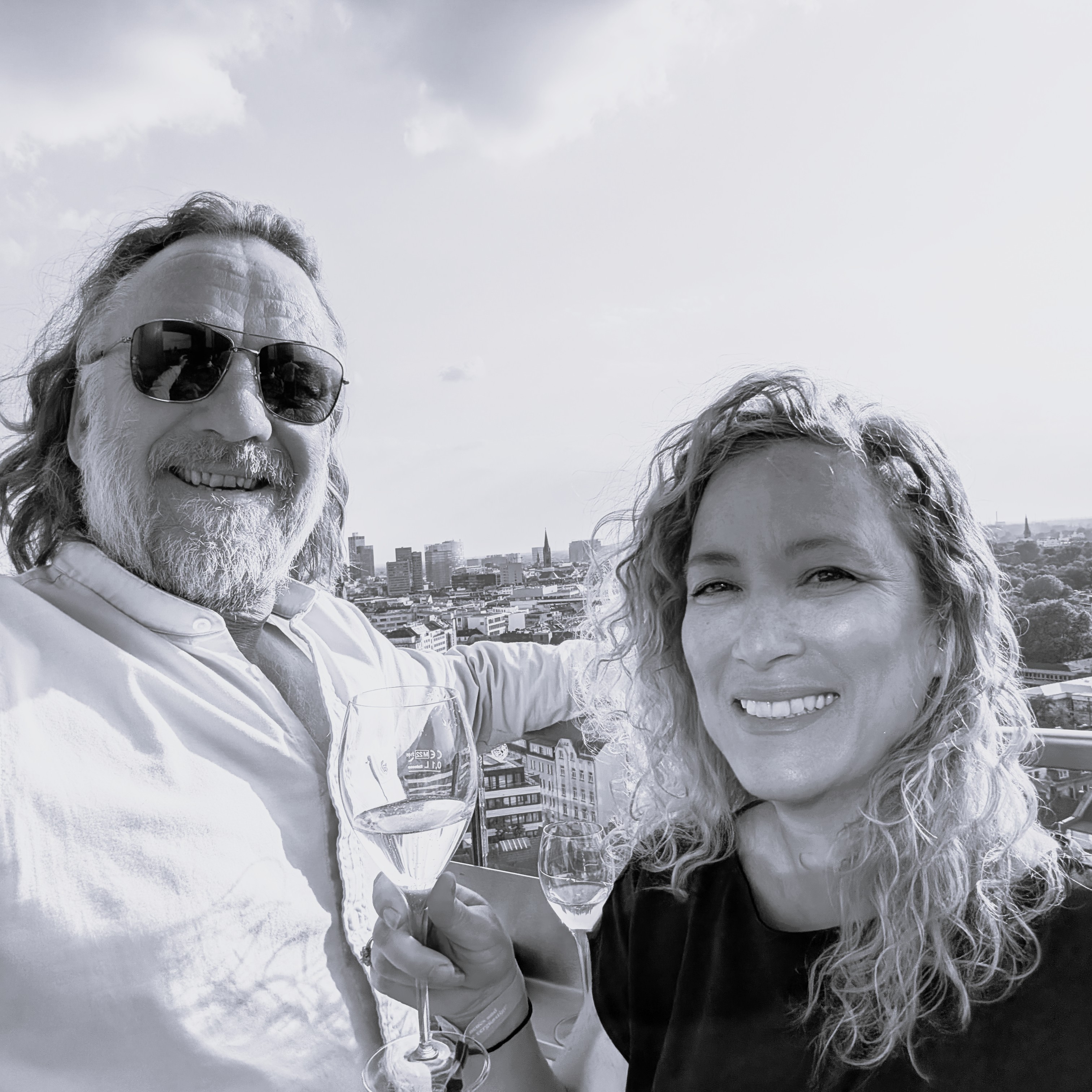 Mit Champagner, Aussicht und einer ordentlichen Portion Neugier: Alex & Stefan on tour beim HiddenTable-Launch. / Foto: NDOZ