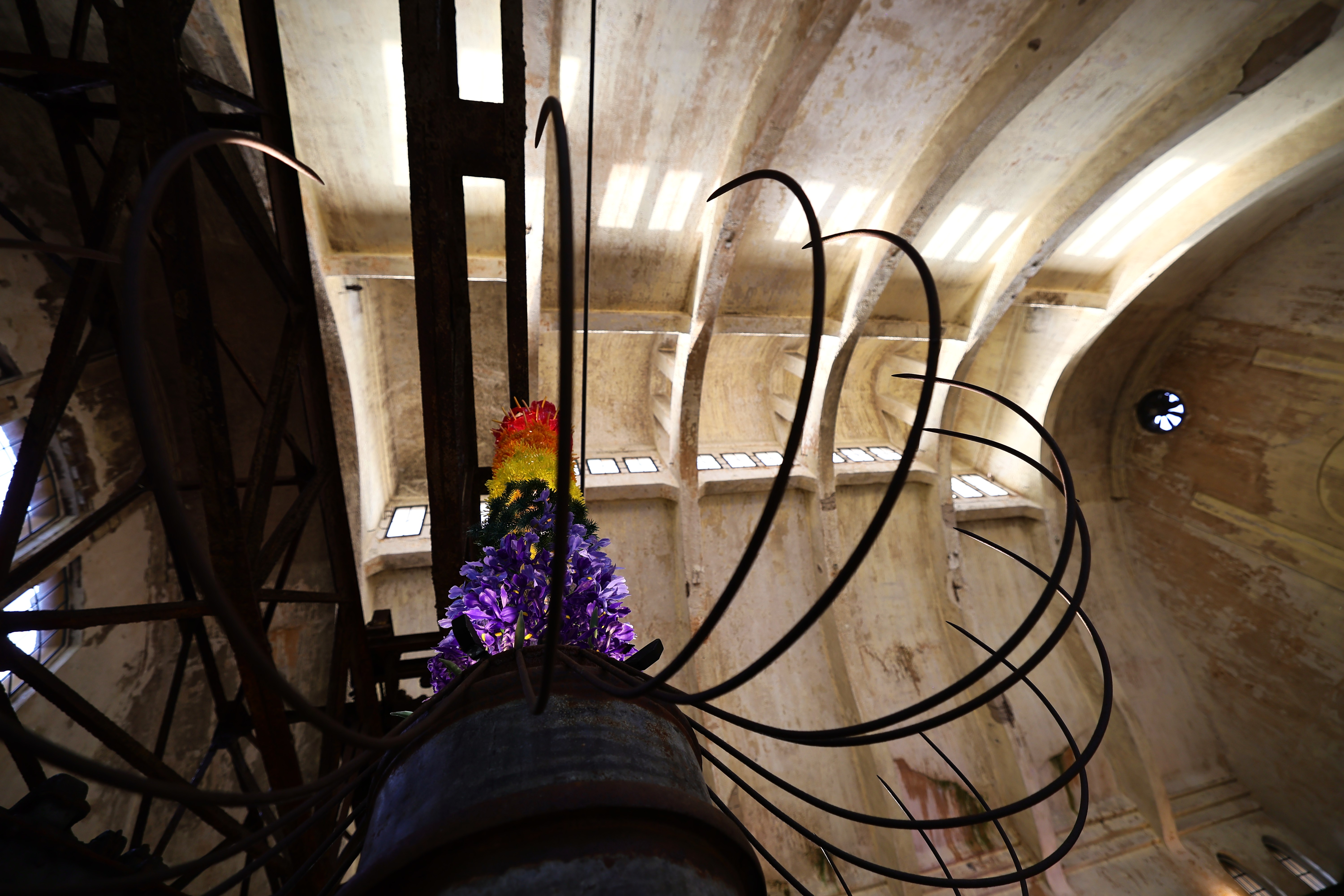 Blick in die hohe Halle des historischen Klärwerks Uerdingen mit alter Industriearchitektur und Installation der Ausstellung „Von Höhen und Tiefen“.
