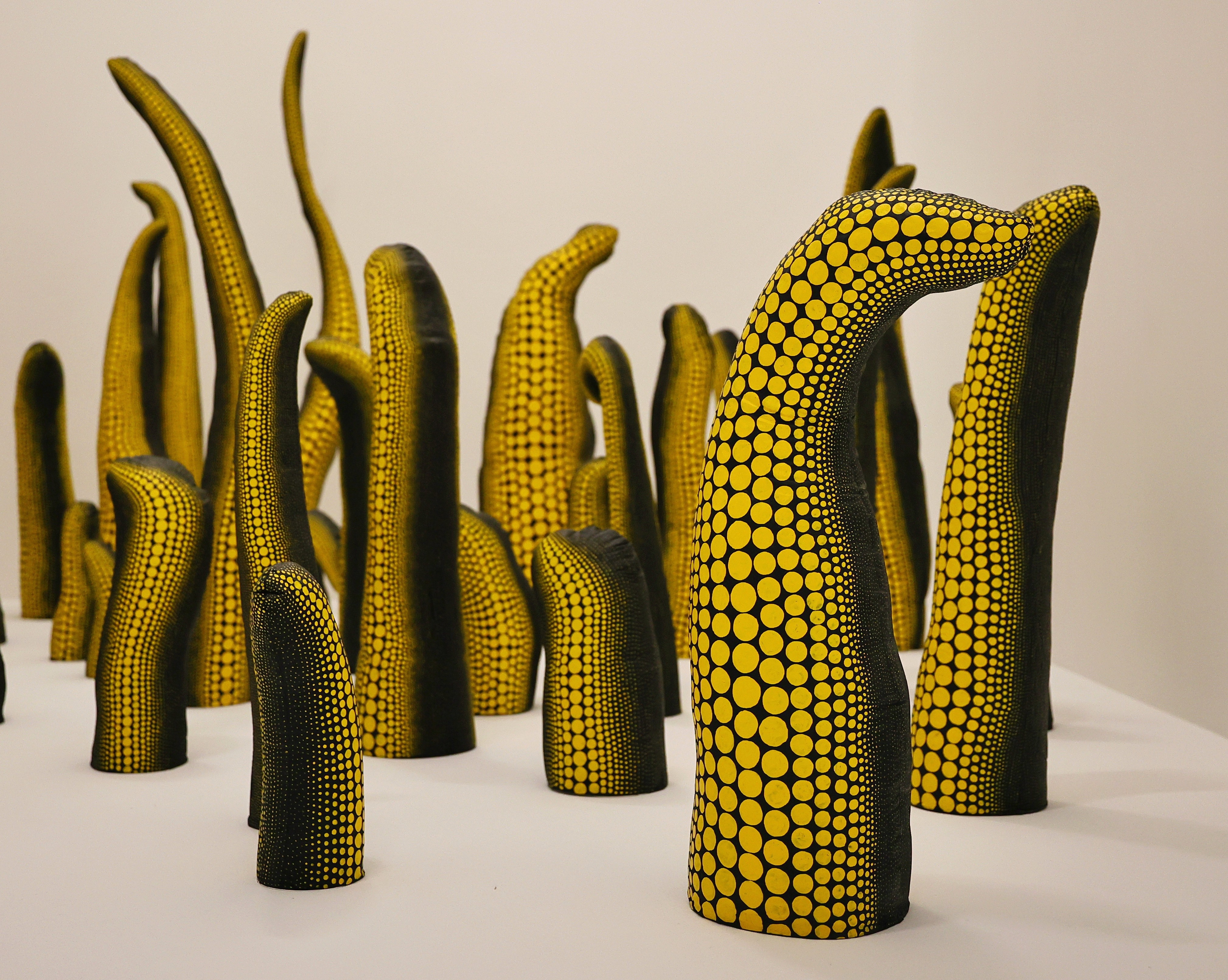 Gelb-schwarz gepunktete organische Soft Sculptures von Yayoi Kusama auf weißem Sockel, Museum Ludwig Köln 2026