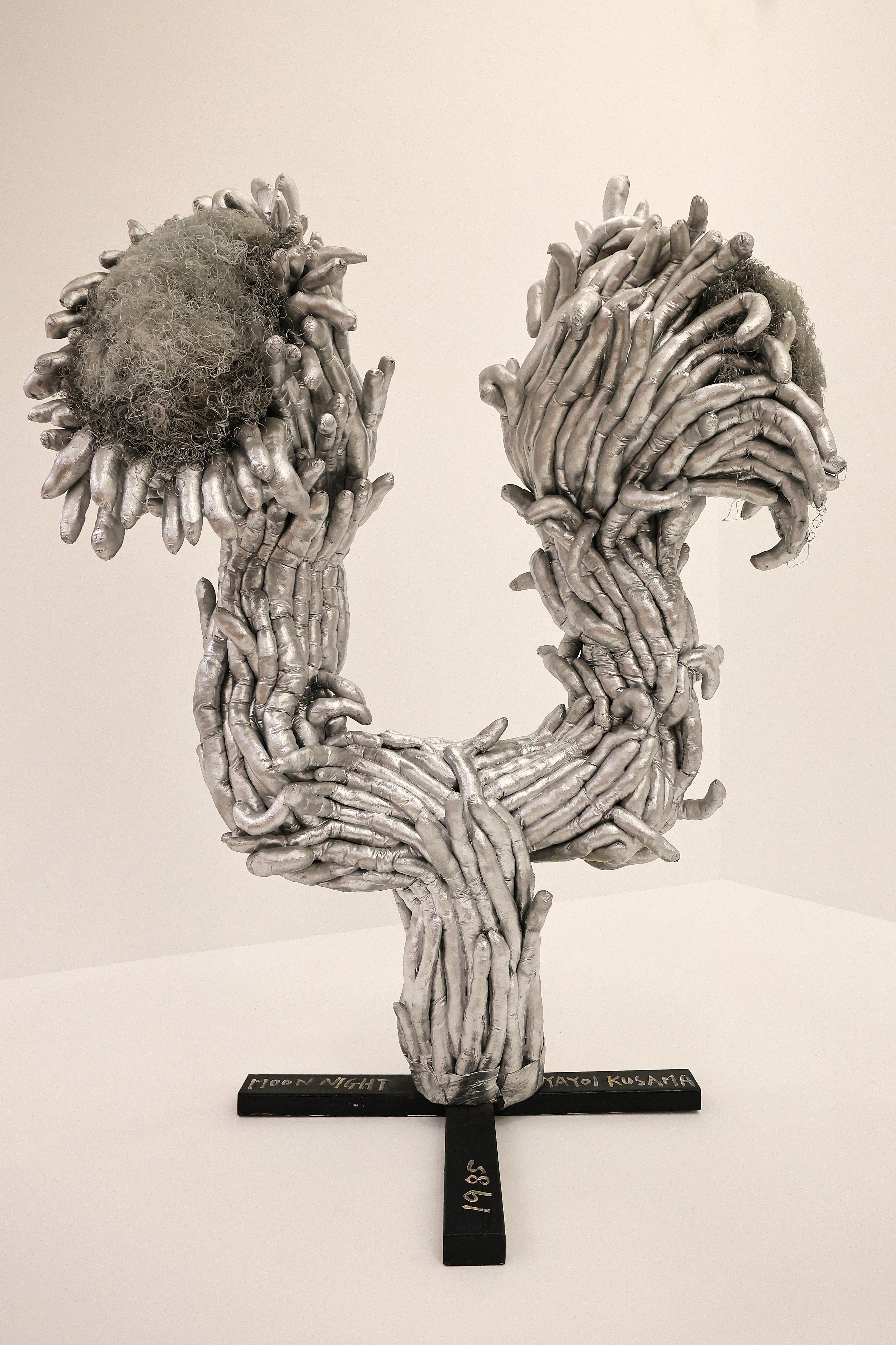 Silberne Soft Sculpture von Yayoi Kusama — Moon Night, 1985 — aus geflochtenen Stoffformen, auf schwarzem Sockel mit beschrifteter Basis, Museum Ludwig Köln