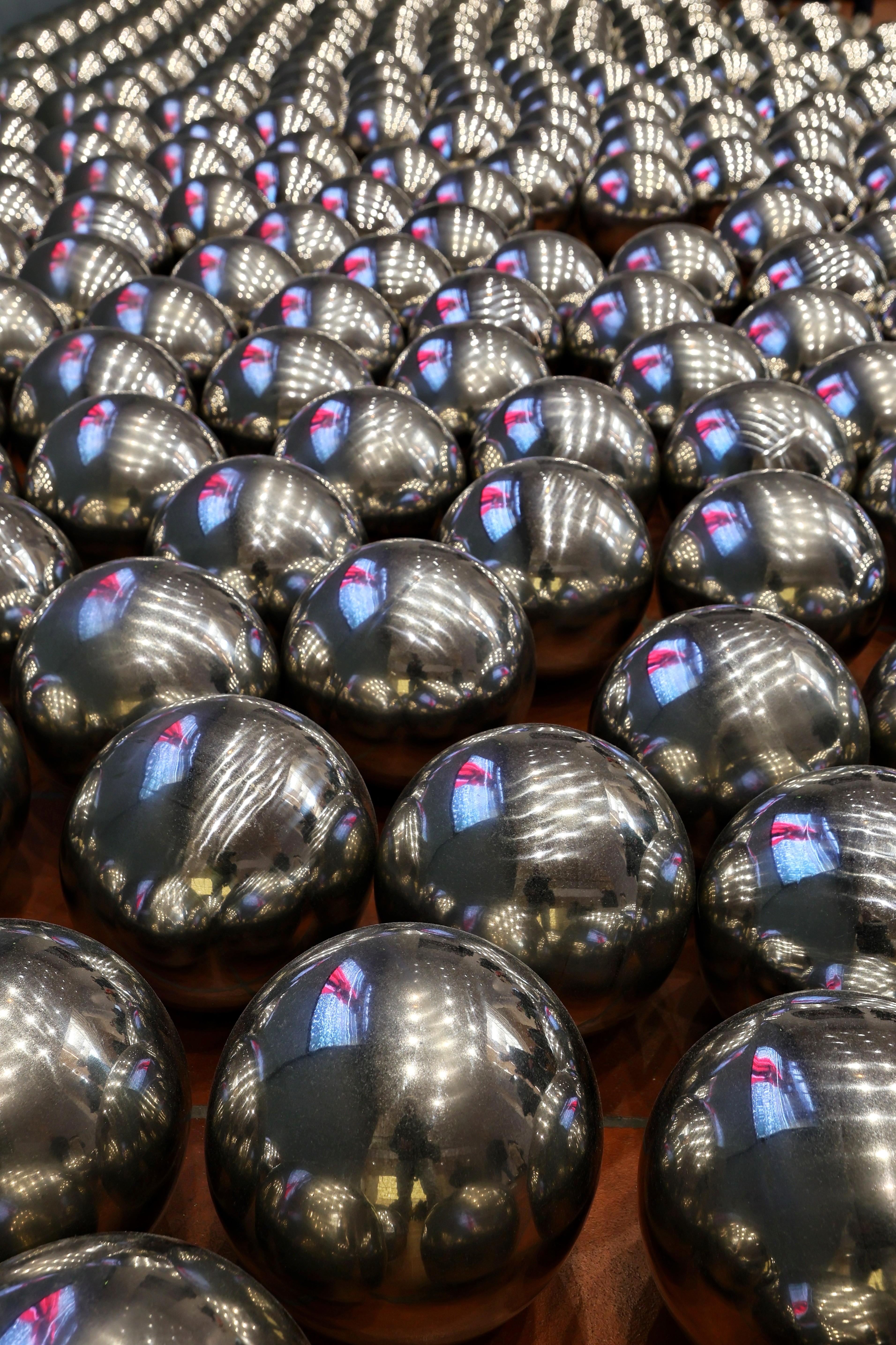 Nahaufnahme von spiegelnden Edelstahlkugeln des Narcissus Garden von Yayoi Kusama, Museum Ludwig Köln 2026