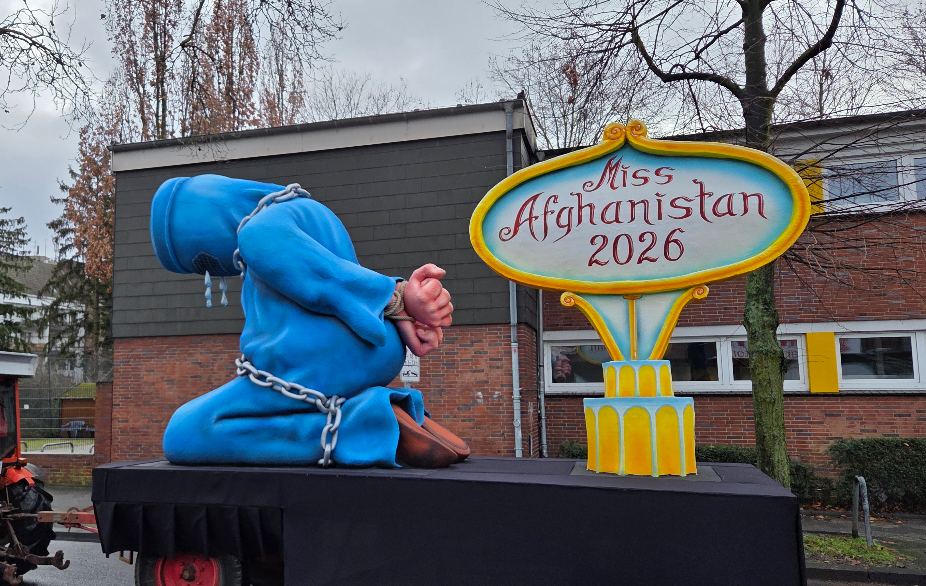 Mottowagen Düsseldorf 2026: gefesselte verschleierte Frau, Schild „Miss Afghanistan 2026“