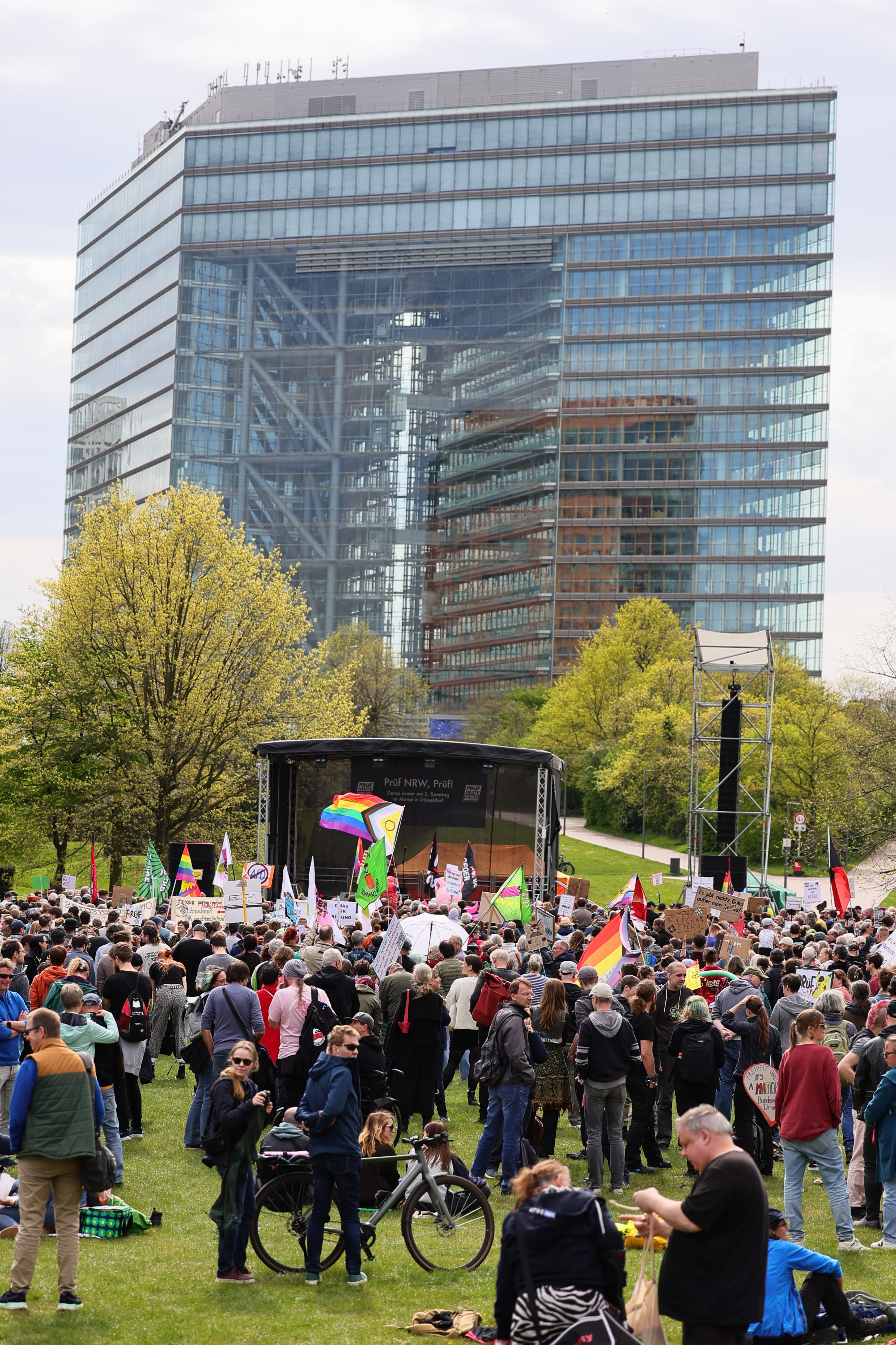 Hunderte Menschen versammeln sich auf der Landtagswiese vor dem NRW-Landtag bei der 4. PRÜF-Demo am 11. April 2026 in Düsseldorf