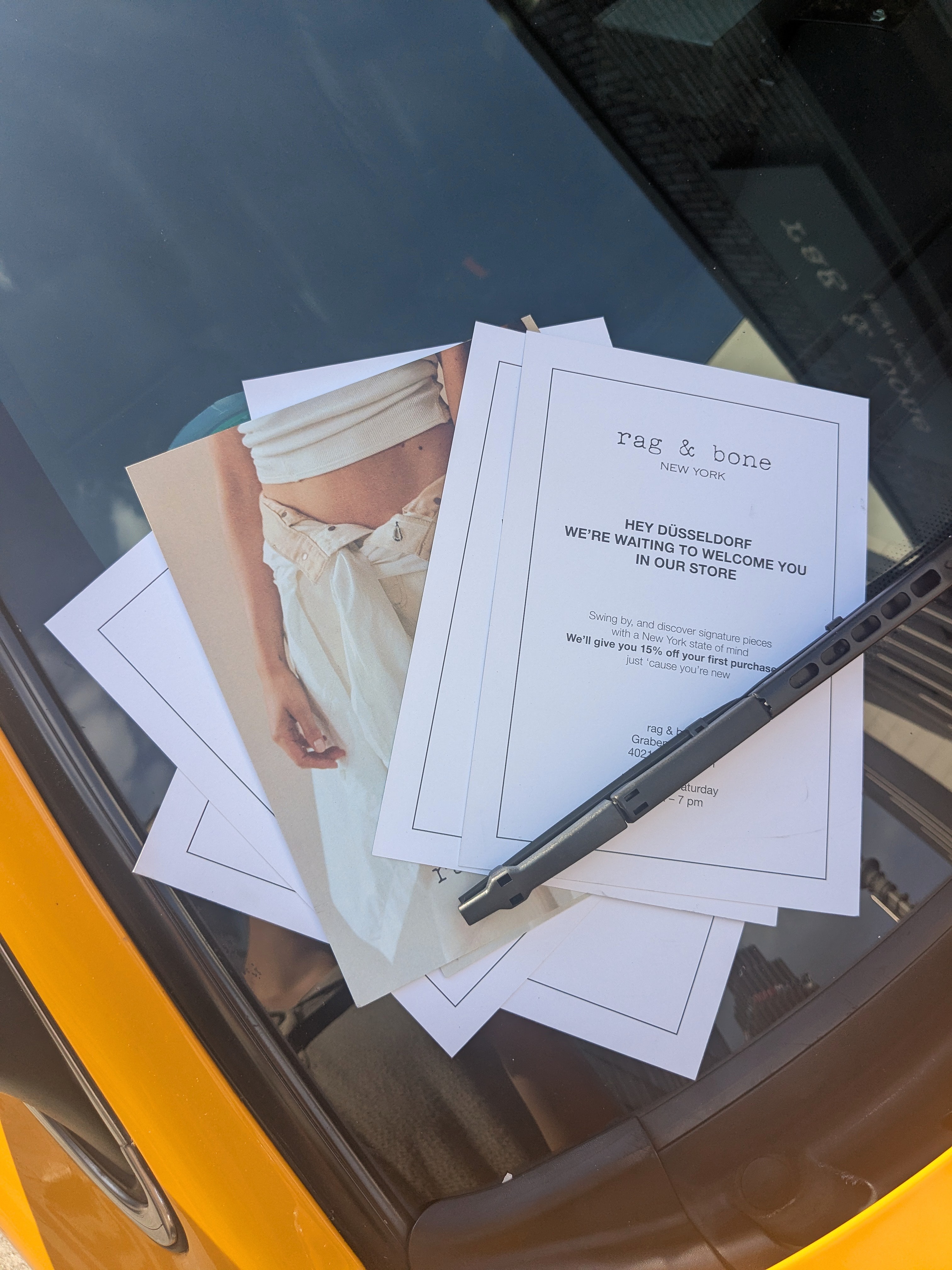 15 % Willkommensrabatt? Gibt’s auch. Der Flyer lag stilecht auf dem gelben New Yorker Taxi. / Foto: NDOZ