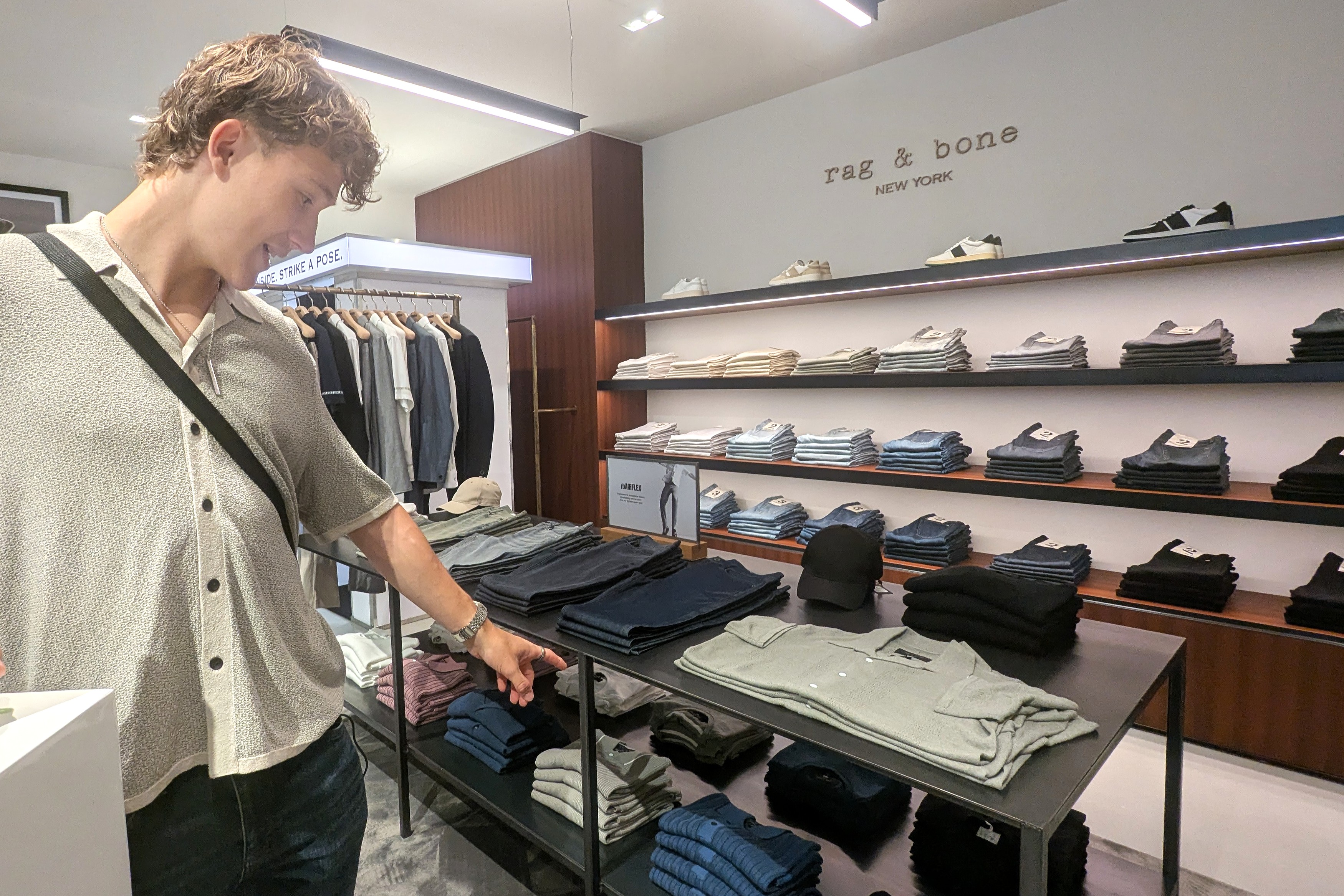 Modecheck: Arthur wirft einen Blick auf die Poloshirts. / Foto: NDOZ