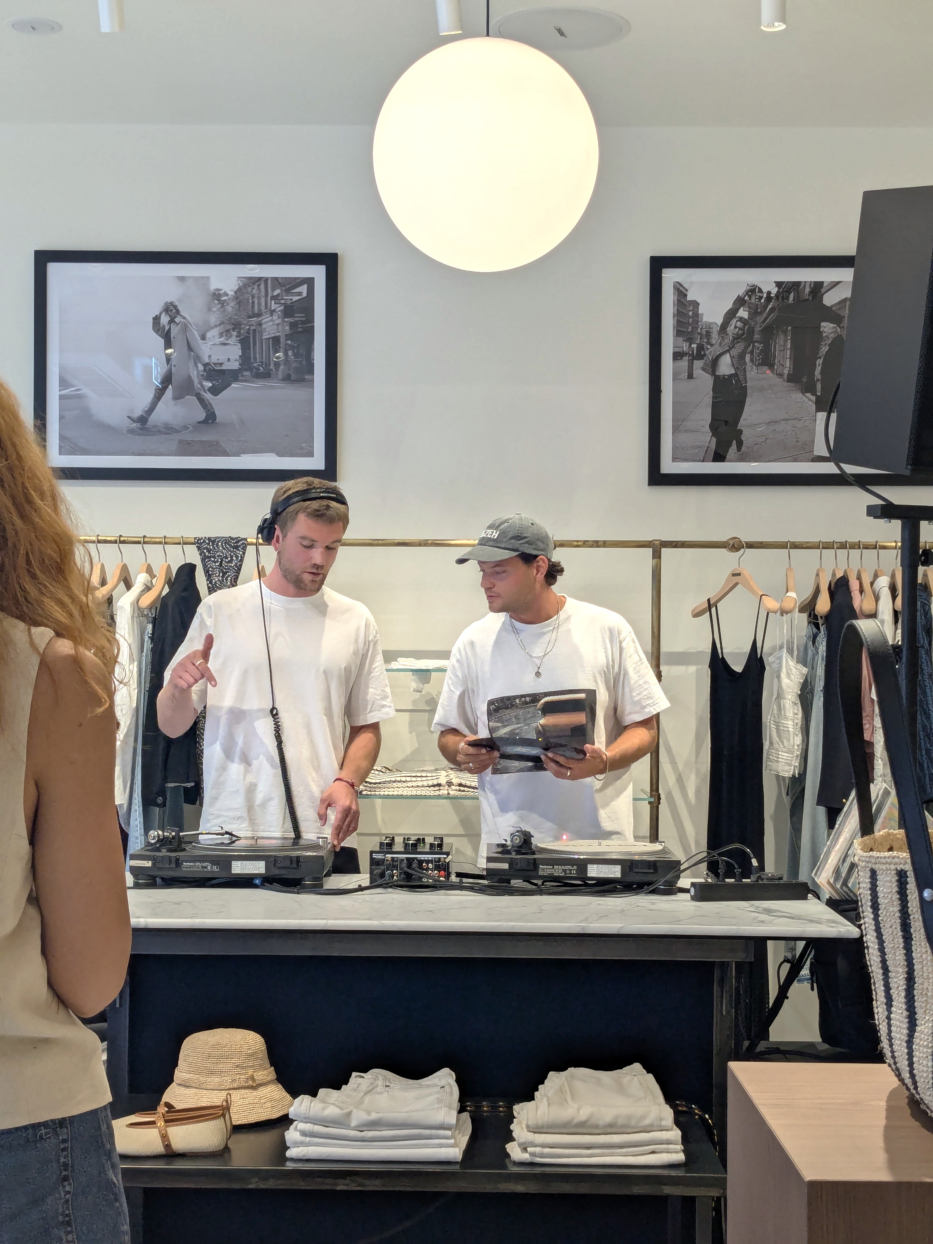 Zwei DJs legen live auf – Vinyl-Only mit urbanem Groove und NY-Attitüde. / Foto: NDOZ