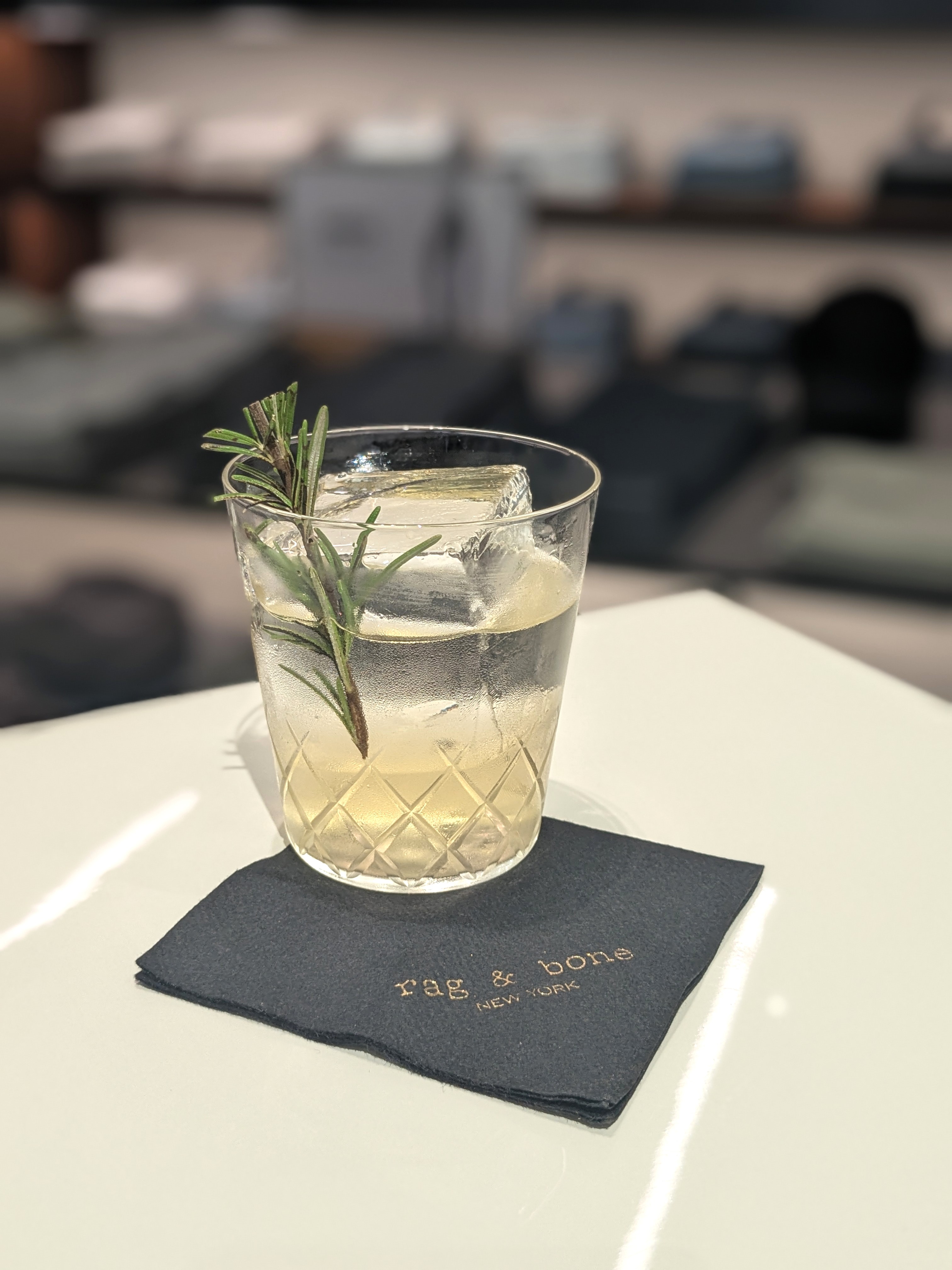 Stylisch und erfrischend: Unser Favorit war der Mezcal Margarita mit Rosmarin. / Foto: NDOZ