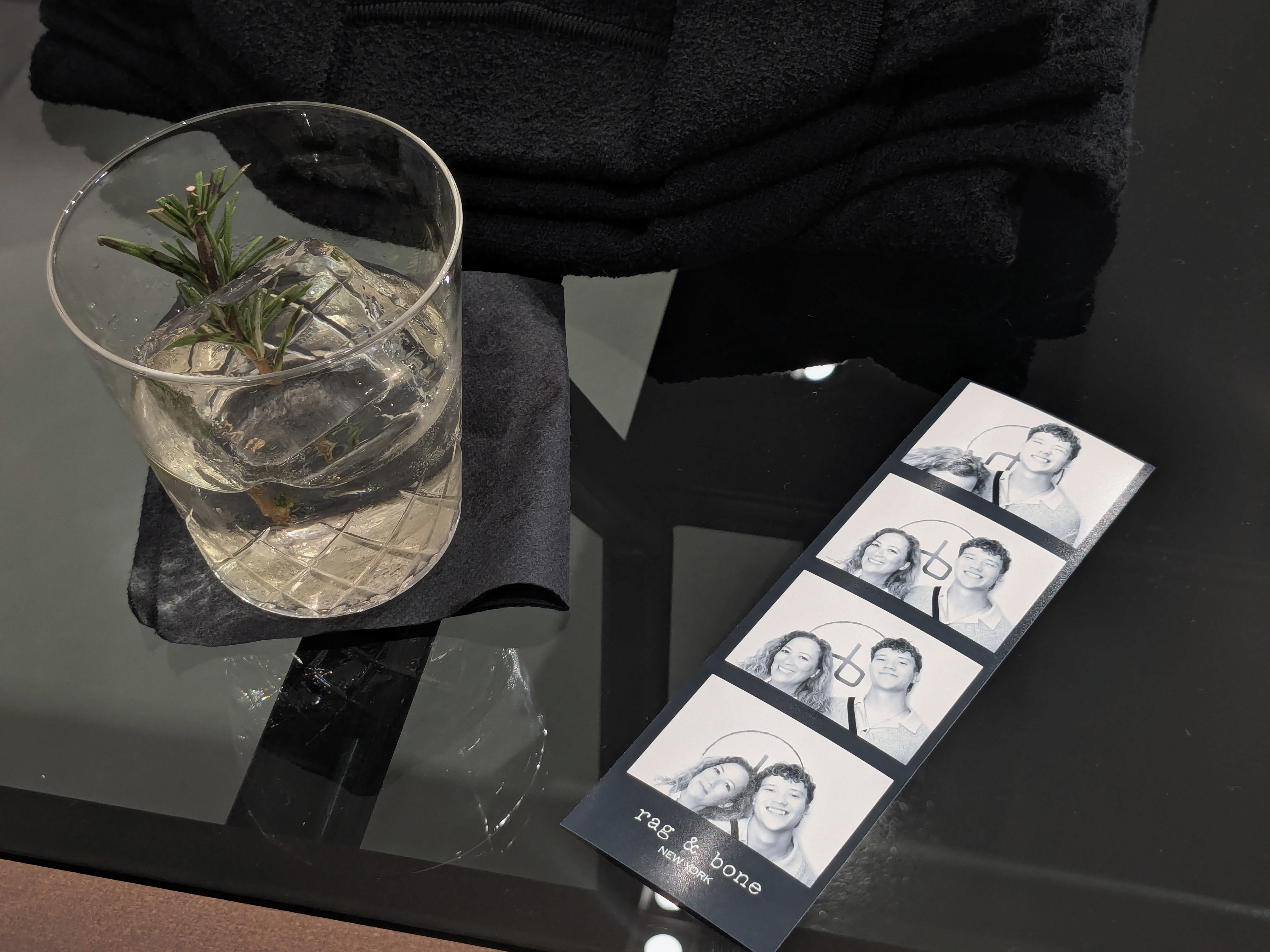 Souvenir inklusive: Photobooth-Strip mit Alex & Arthur – direkt aus dem Store. / Foto: NDOZ