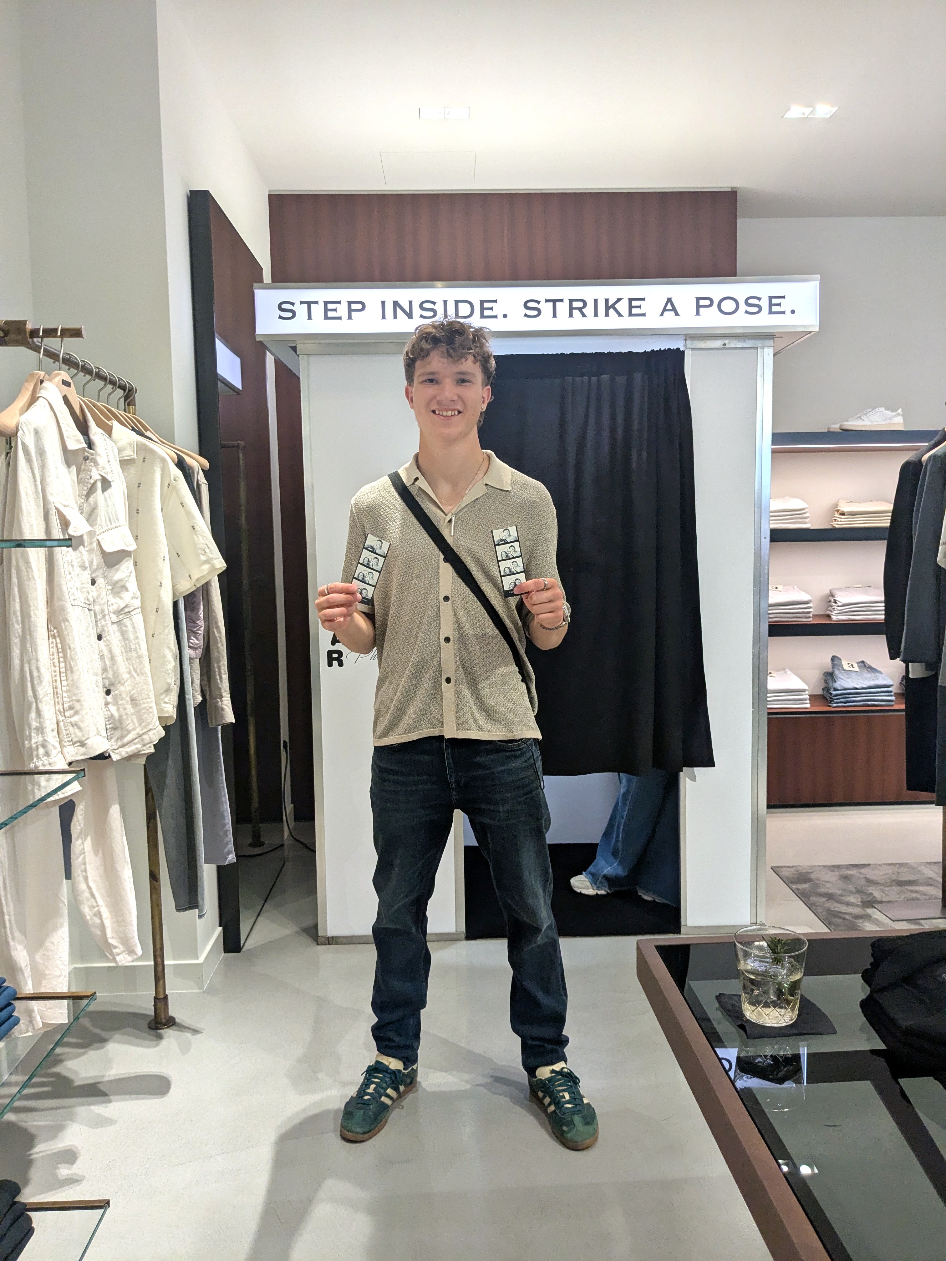 Style-Check bestanden? Arthur posiert im Rag & Bone Outfit – Erinnerungsstreifen inklusive. / Foto: NDOZ