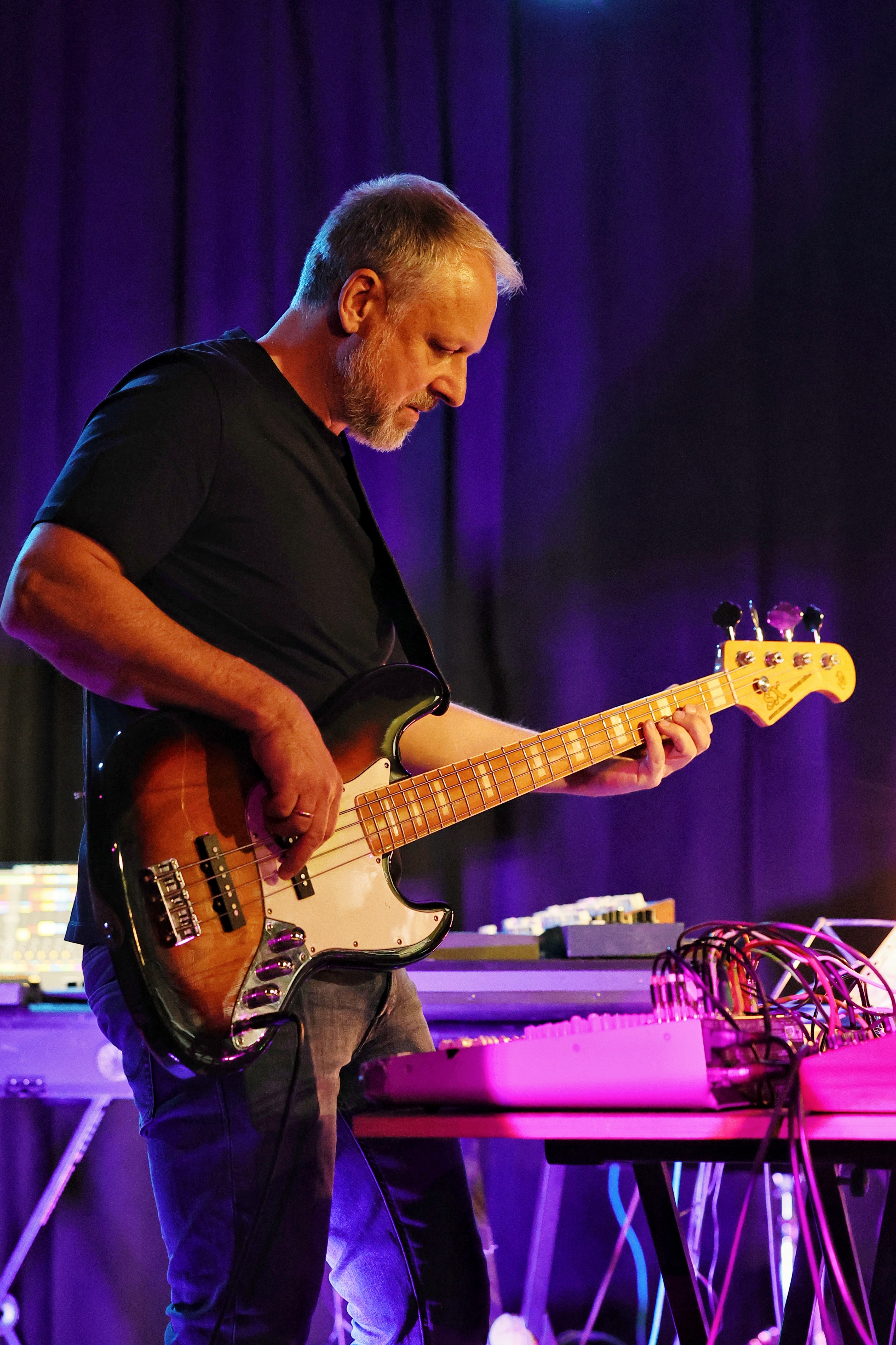 Der Düsseldorfer Musiker Ralf Stritt spielt Bass bei seiner Dub Funk Session im WELTKUNSTZIMMER Düsseldorf.