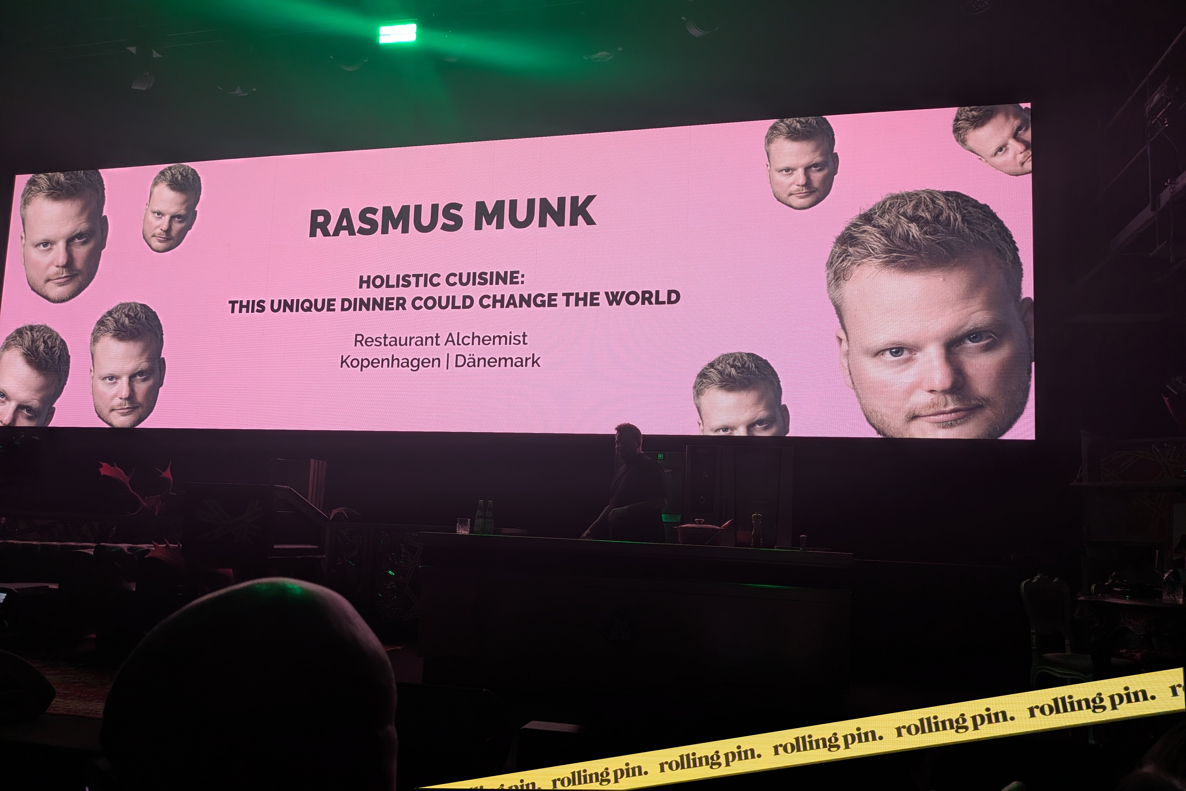 Provokant und visionär: Rasmus Munk eröffnet seine Session in Düsseldorf mit der Frage, wie "Holistic Cuisine" die Welt verändern kann. / Foto: Stefan Scholz, NDOZ