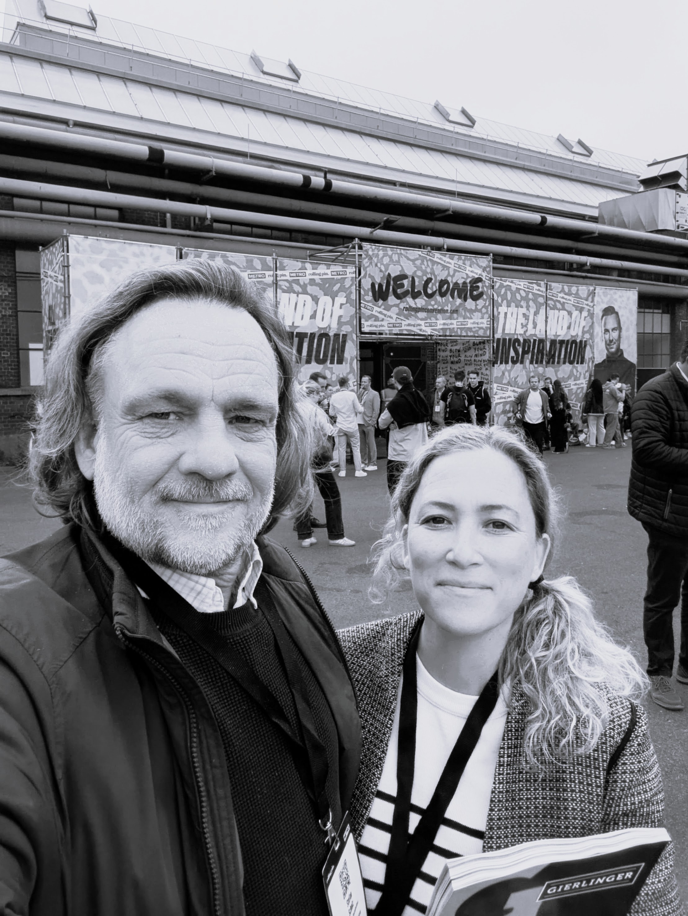 Selfie Alex & Stefan on tour – Mit Presseausweis und Notizblock: Stefan Scholz und Alexandra Scholz-Marcovich für NDOZ unterwegs auf der Rolling Pin Convention 2025 in Düsseldorf. / Foto: NDOZ